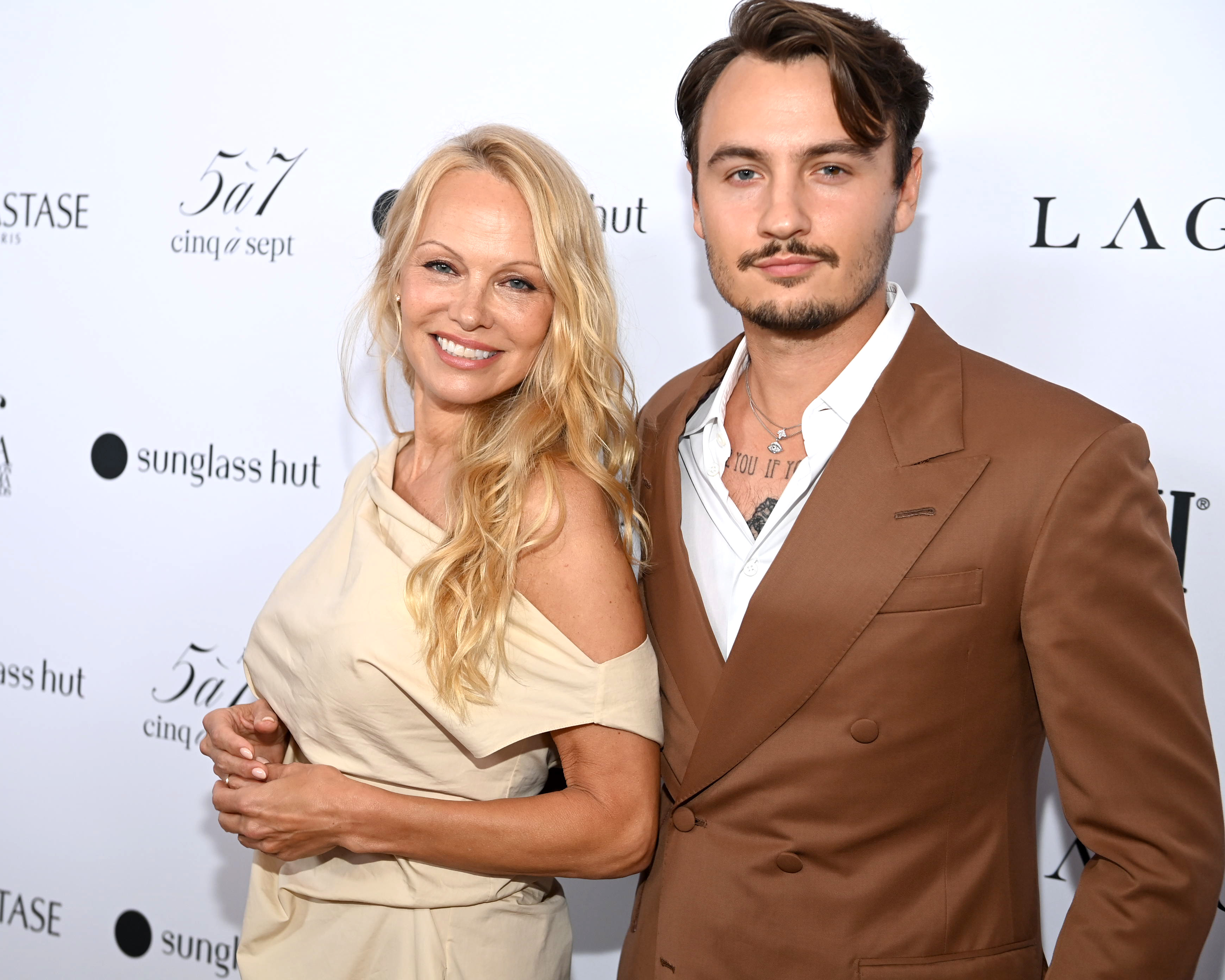 Pamela Anderson und Brandon Thomas Lee bei den The Daily Front Row Fashion Media Awards 2023 in New York City am 8. September 2023 | Quelle: Getty Images