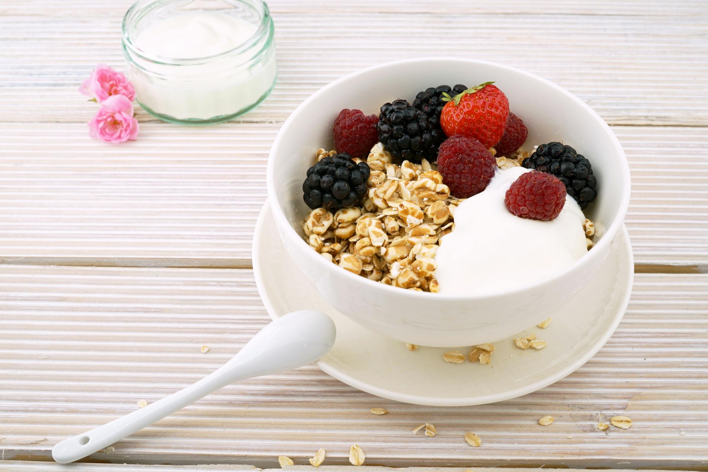 Eine Frühstücksschüssel mit Joghurt, Obst und Müsli | Quelle: Pexels