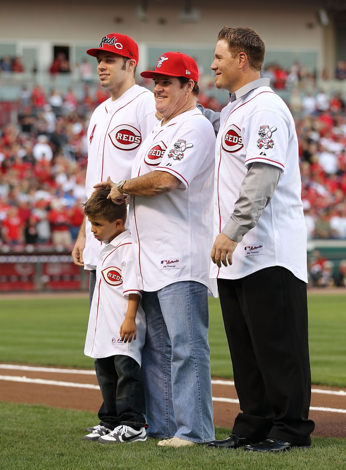 Tyler Rose, Pete Rose, Pete Rose Jr. und Pete Rose III im Great American Ball Park in Cincinnati, Ohio, am 11. September 2010. | Quelle: Getty Images