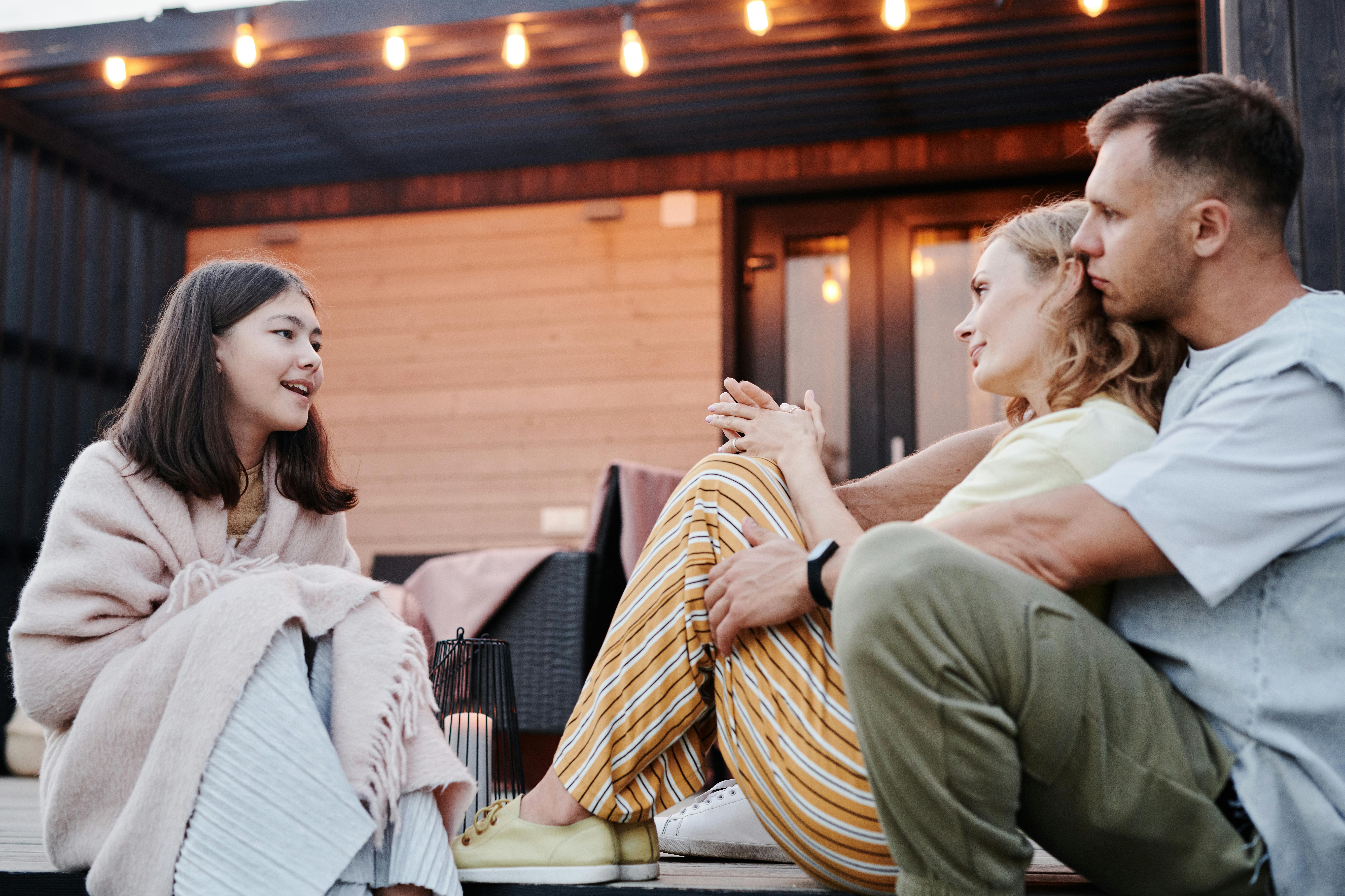Ein Mädchen im Gespräch mit ihren Eltern | Quelle: Pexels