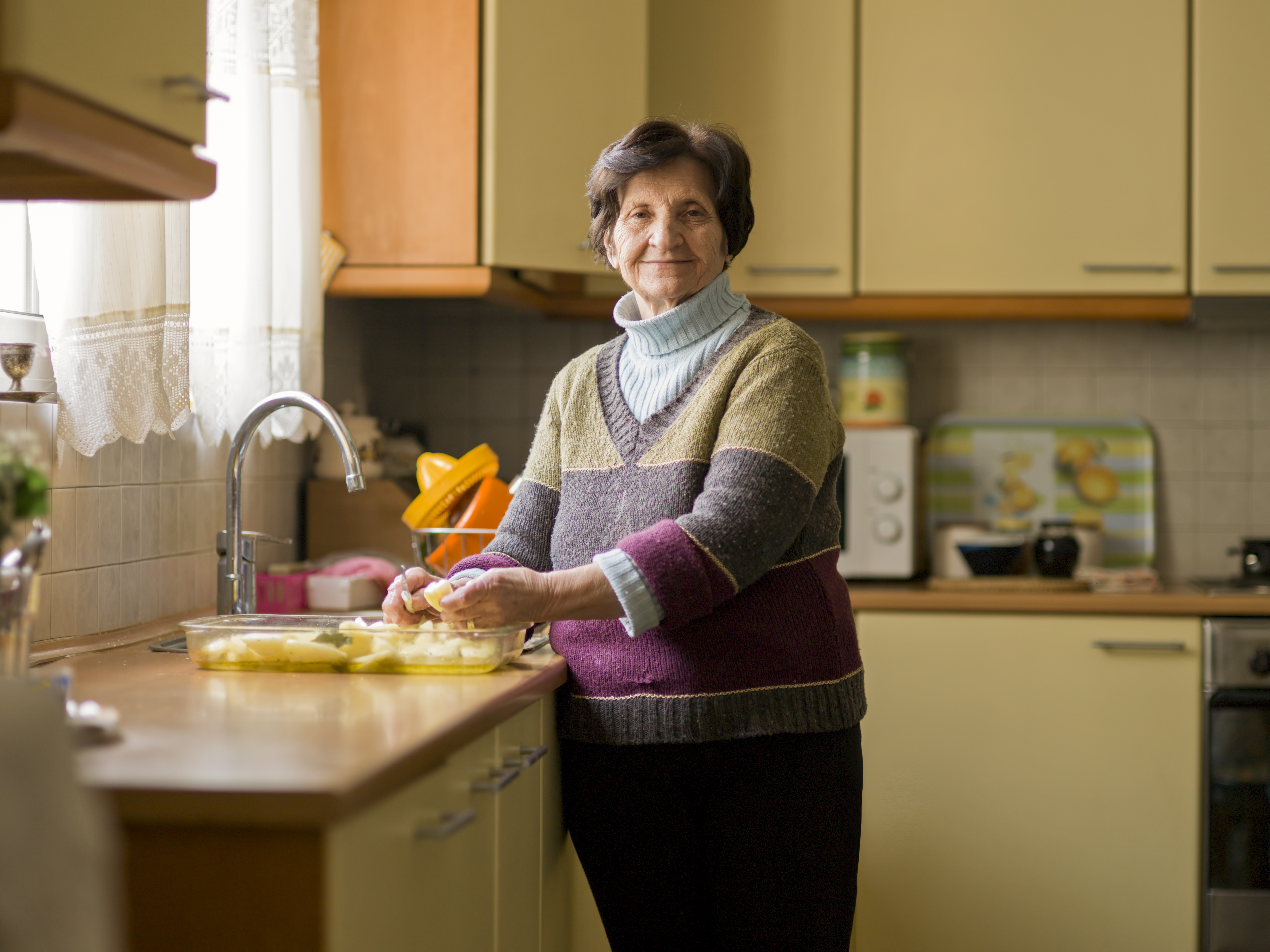Ältere Frau beim Kochen | Quelle: Getty Images