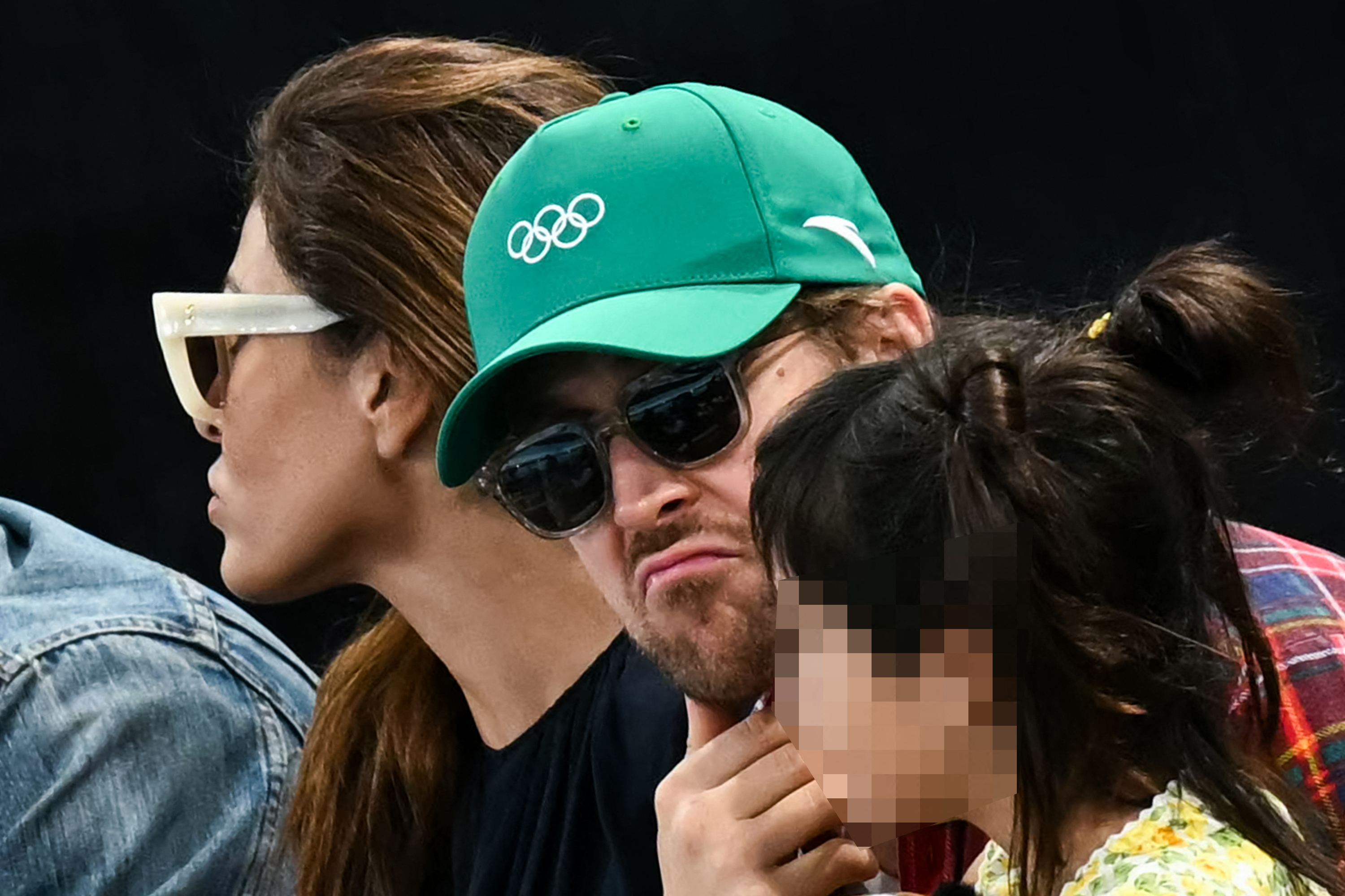 Eva Mendes und Ryan Gosling sehen sich das Finale am Stufenbarren der Frauen in der Bercy-Arena bei den Olympischen Spielen 2024 in Paris am 4. August 2024 an | Quelle: Getty Images