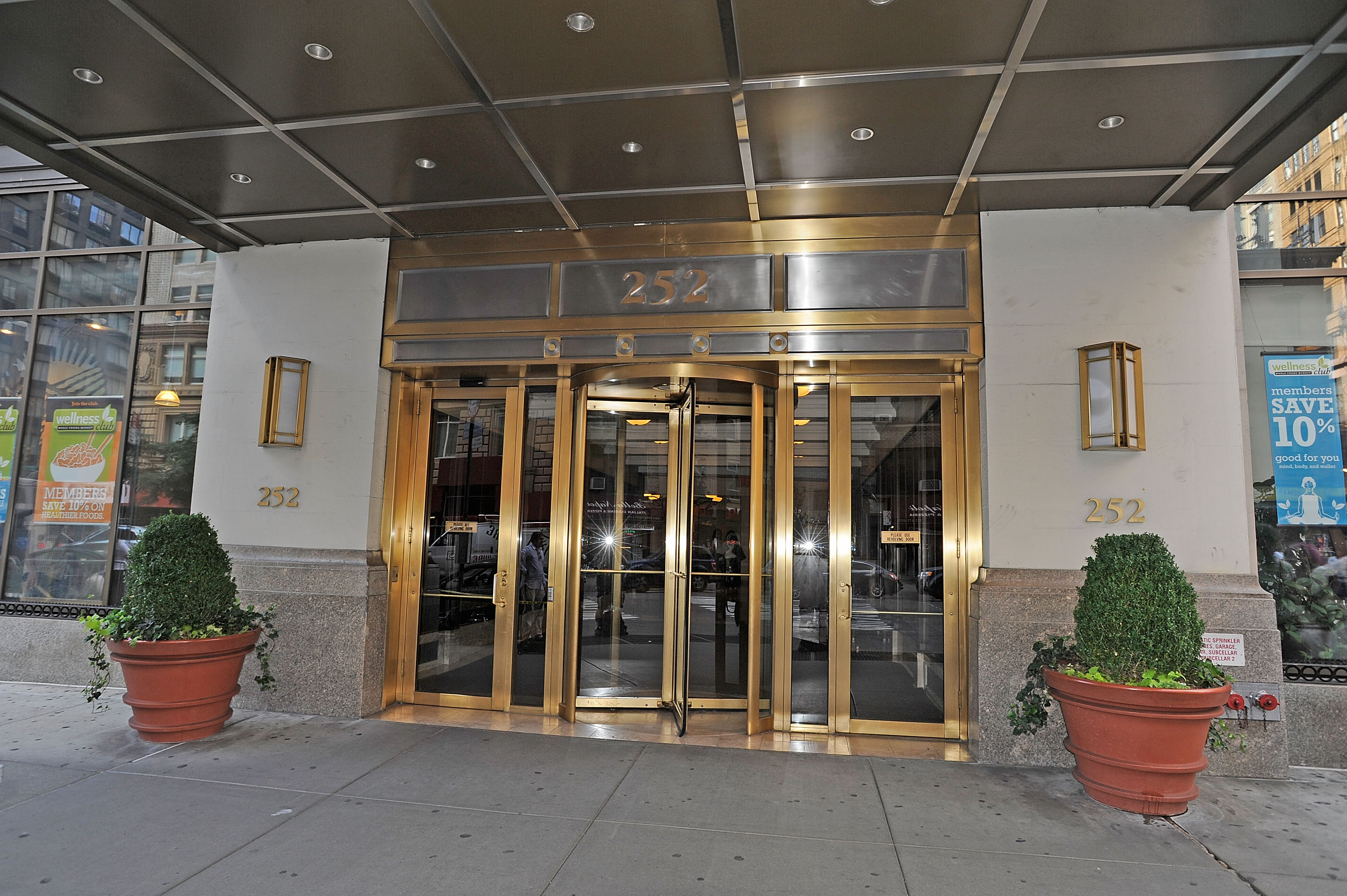 Die Eingangstür des Chelsea Mercantile Building, in dem Katie Holmes' Wohnung untergebracht ist, am 2. Juli 2012 in Chelsea, New York City | Quelle: Getty Images