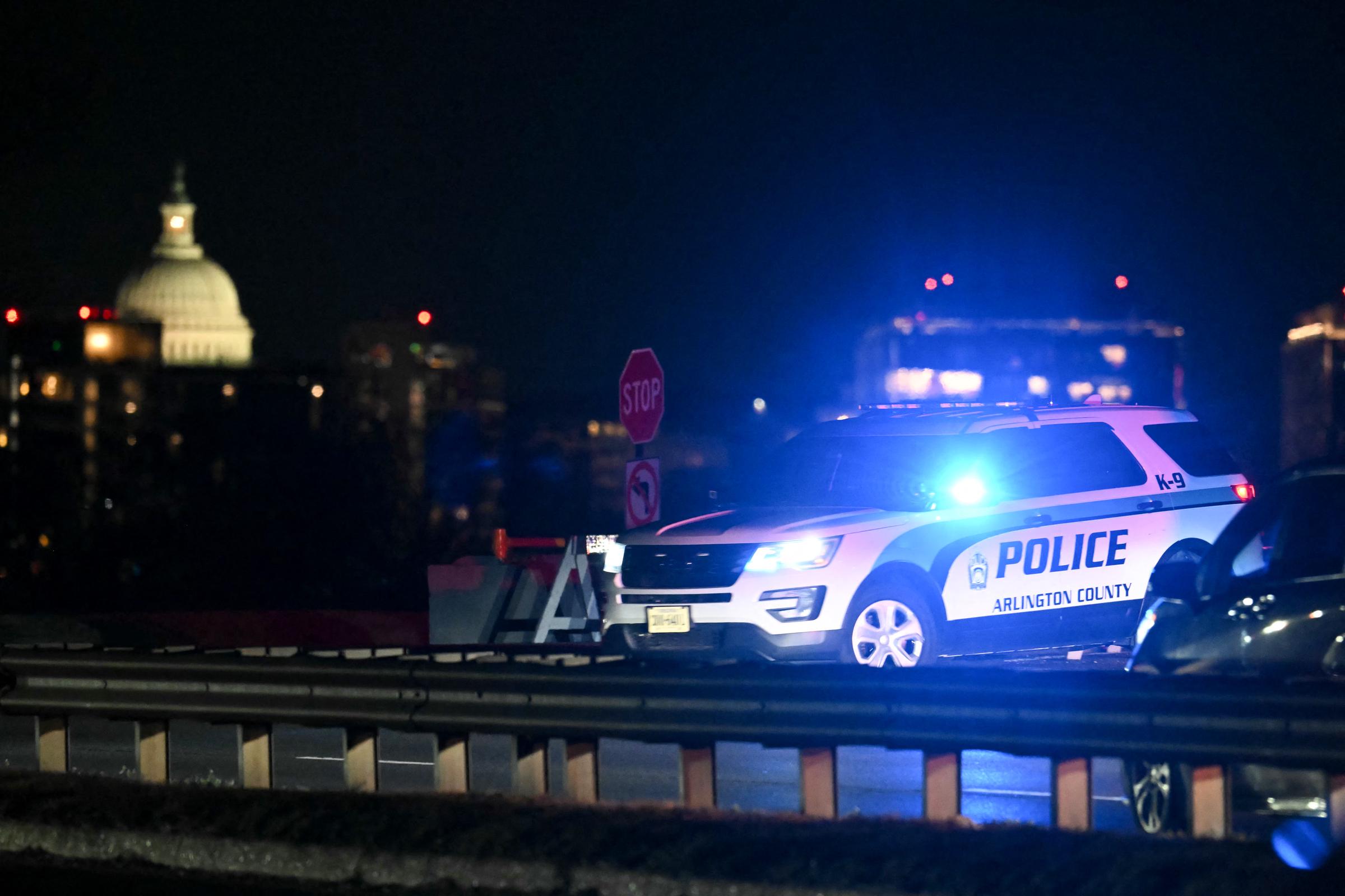 Das US-Kapitol ist in der Ferne zu sehen, während ein Polizeifahrzeug die Einfahrt zum Potomac River in der Nähe des Reagan National Airport nach einem Flugzeugabsturz in Washington, DC, am 29. Januar 2025 blockiert | Quelle: Getty Images