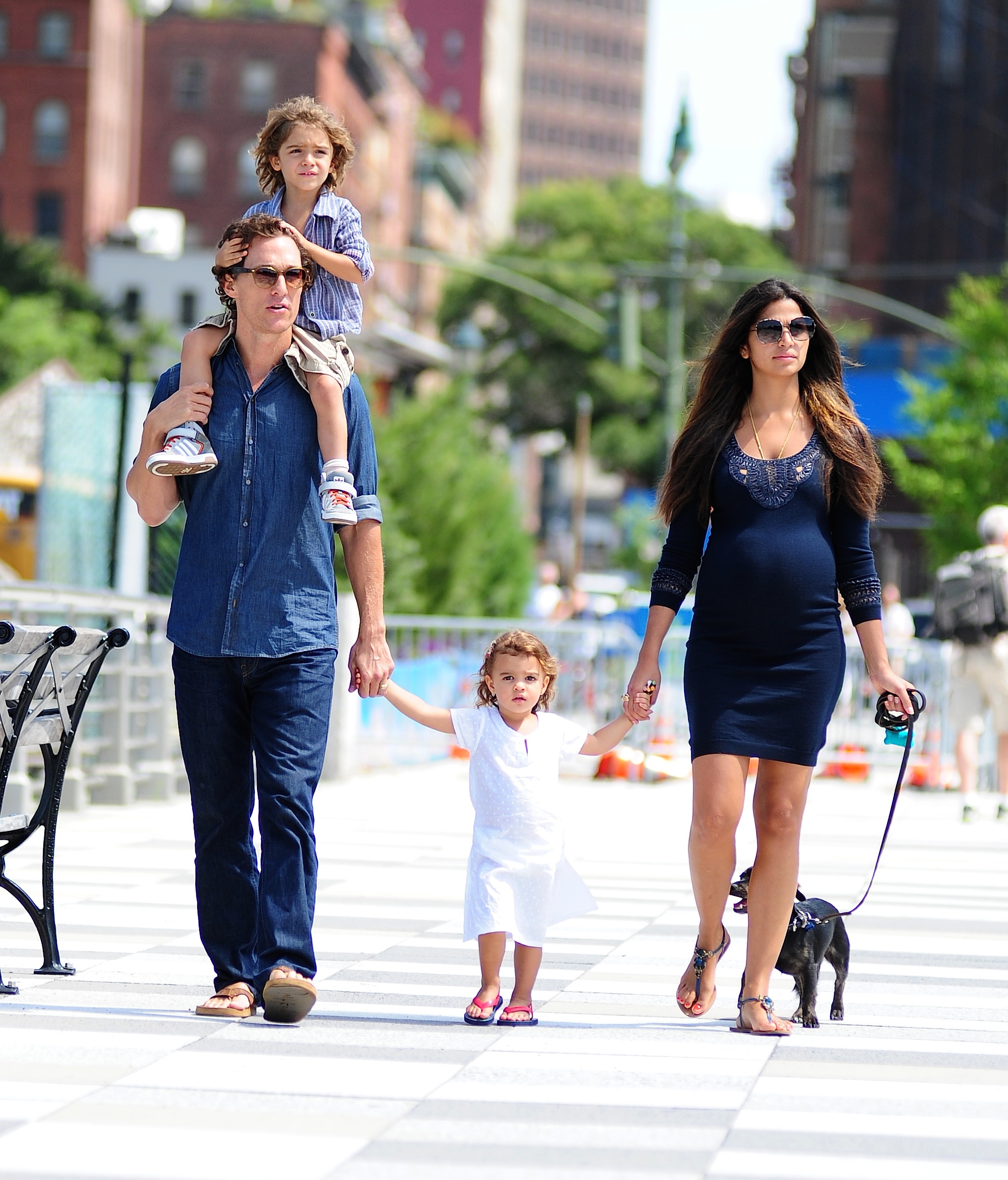 Matthew McConaughey, Levi, Vida und Camila Alves sind in Tribeca auf den Straßen von Manhattan in New York City zu sehen, am 26. August 2012 | Quelle: Getty Images