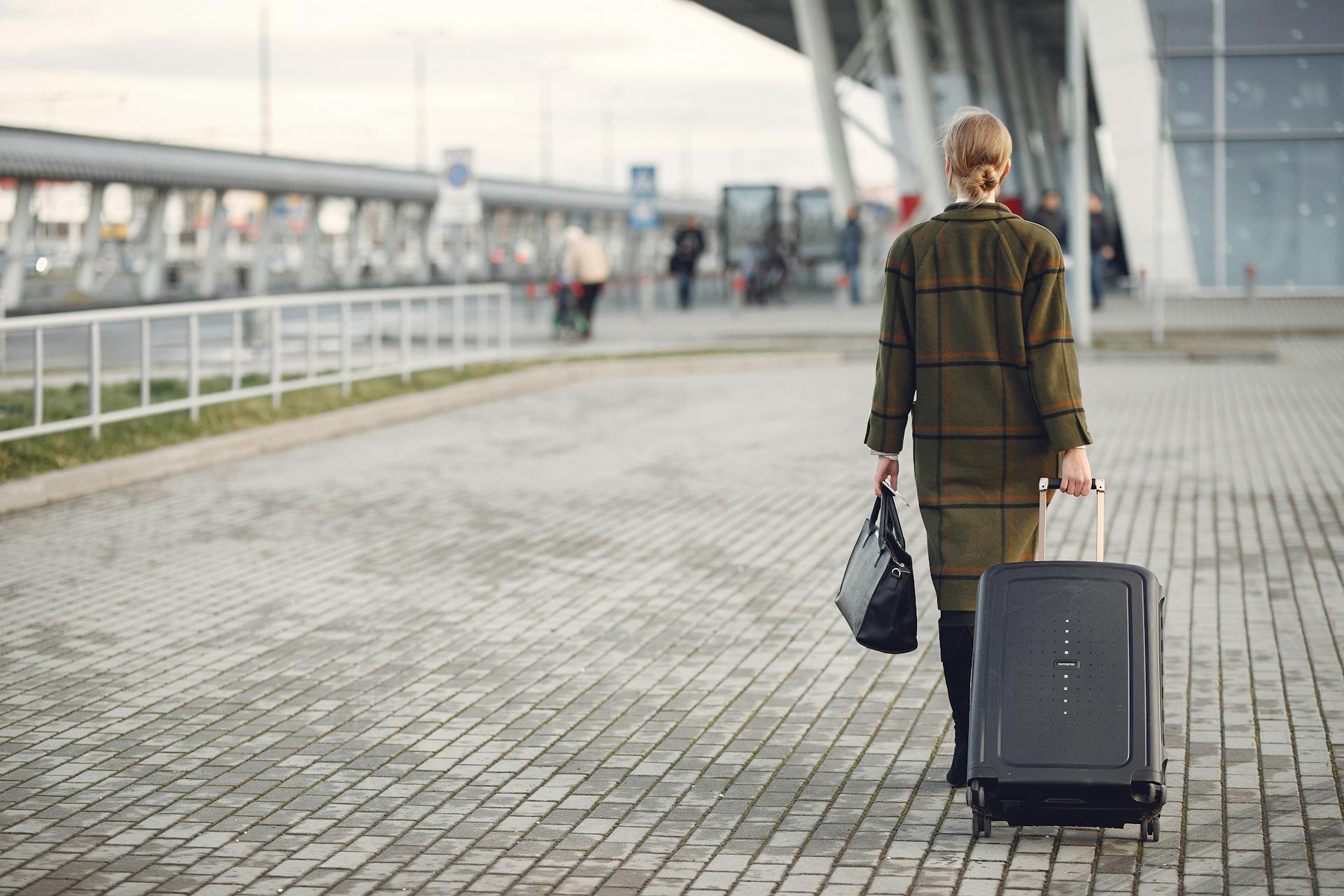 Eine Frau, die mit ihren Taschen geht | Quelle: Pexels