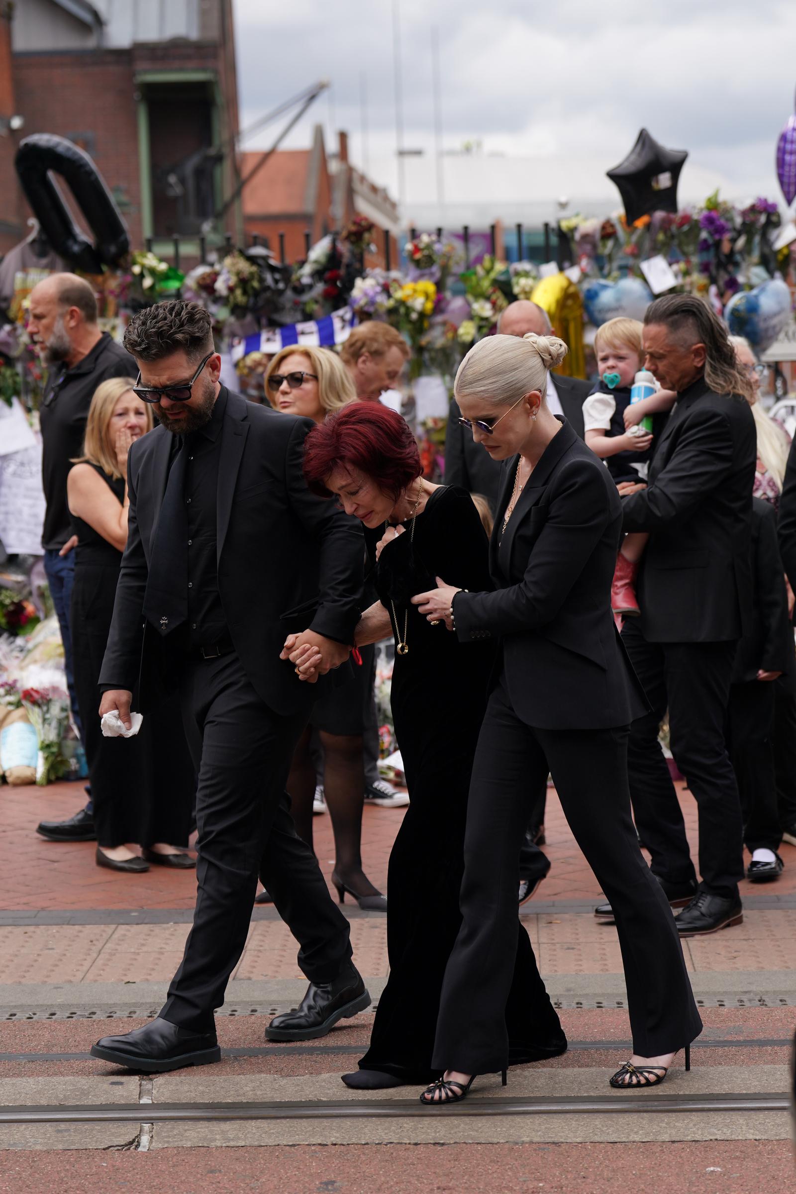 Die Familie von Ozzy Osbourne - Sharon, Jack und Kelly - bei Ozzys Beerdigungszug in Birmingham am 30. Juli 2025 | Quelle: Getty Images