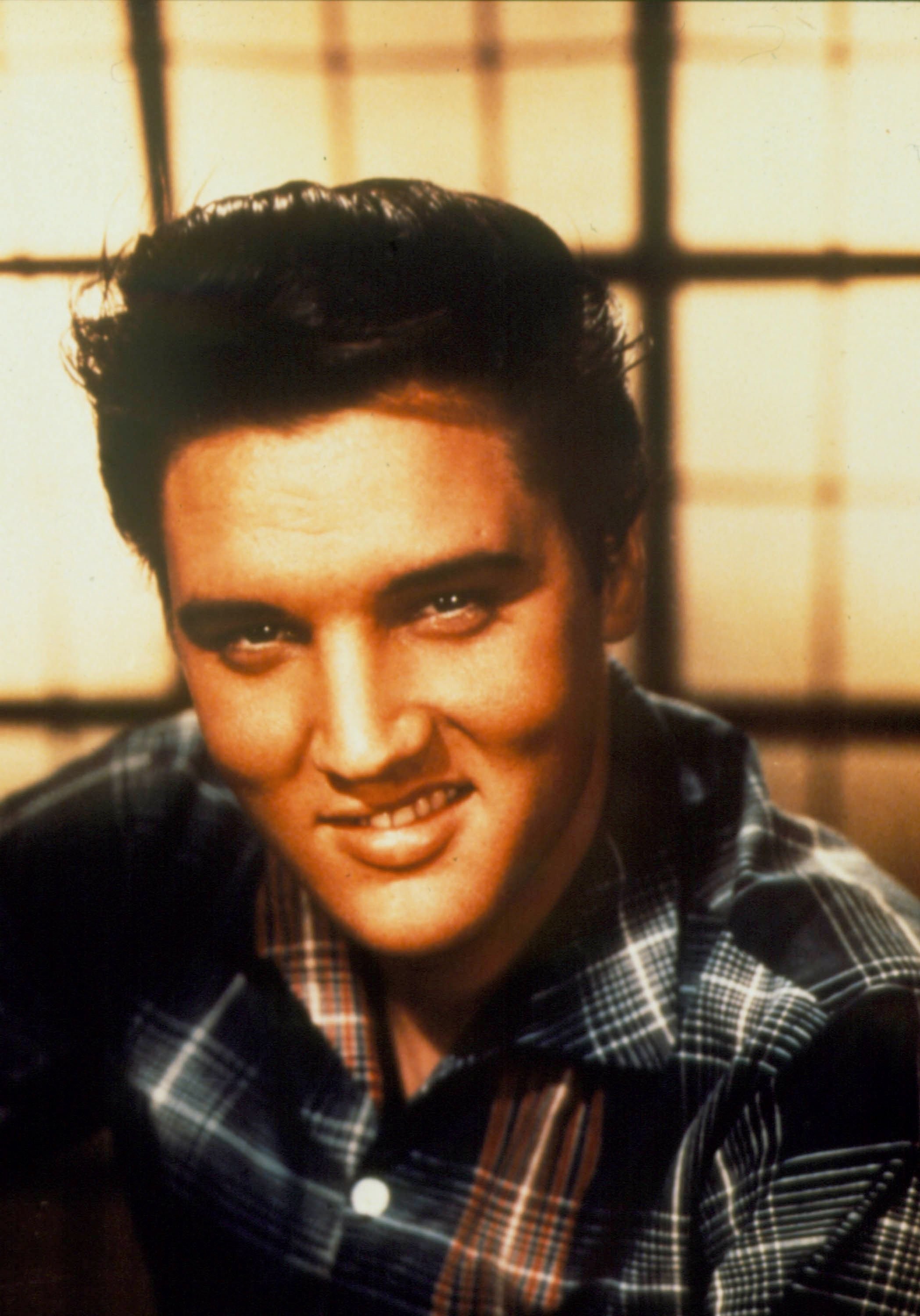 Elvis` Studioportrait um 1955. | Quelle: Getty Images