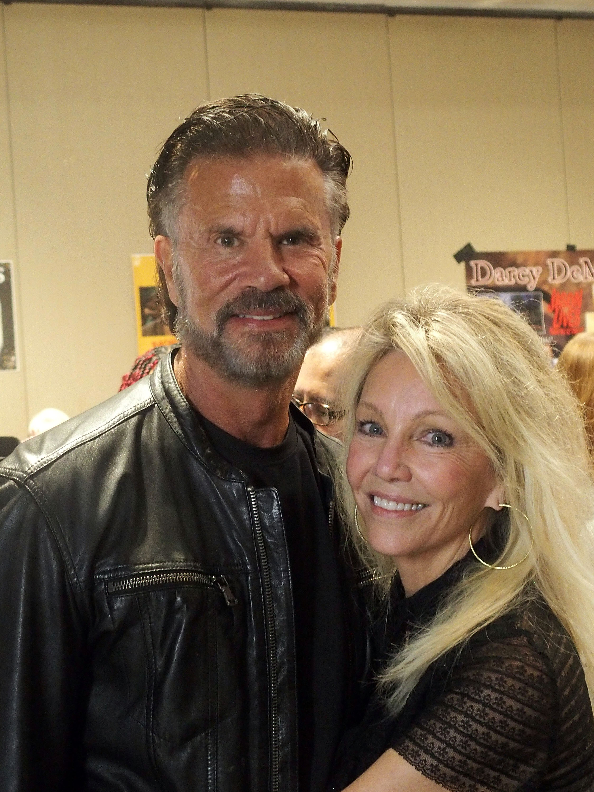 Lorenzo Lamas und Heather Locklear posieren eng beieinander, als sie am 26. April 2026 die „Chiller Theatre Expo Spring 2026“ im Hilton Parsippany in Parsippany, New Jersey, besuchen. Bei ihrem ersten großen öffentlichen Auftritt als Paar lächeln die beiden herzlich in aufeinander abgestimmten schwarzen Outfits: Lamas trägt eine schwarze Leder-Motorradjacke und Locklear lehnt sich an ihn, gekleidet in ein zartes Spitzenoberteil, goldene Creolen und gestufte blonde Locken. | Quelle: Getty Images