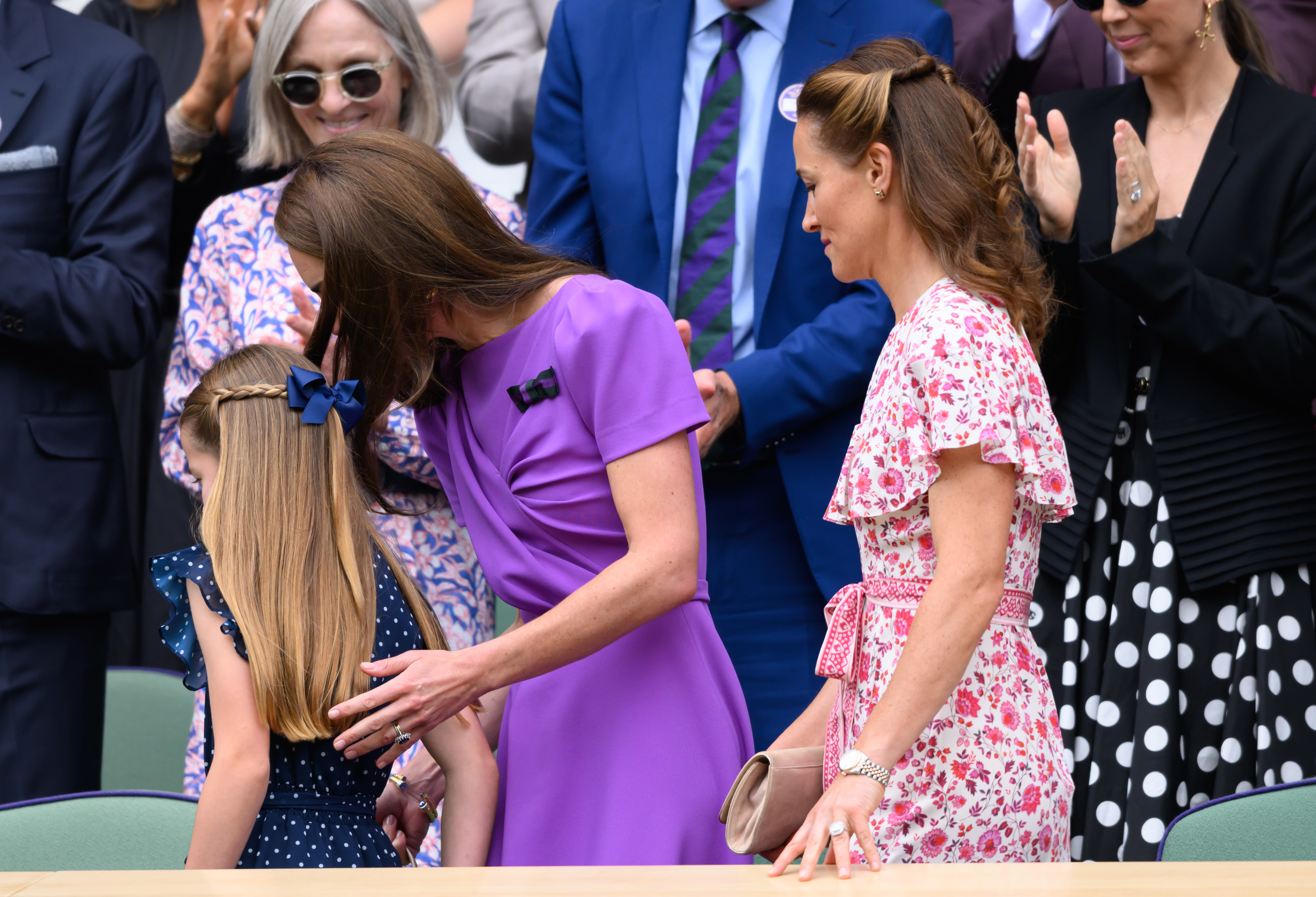 Prinzessin Charlotte, Kate Middleton und Pippa Middleton am Rande des Centre Court während der Wimbledon Tennis Championships am 14. Juli 2024 in London, England. | Quelle: Getty Images