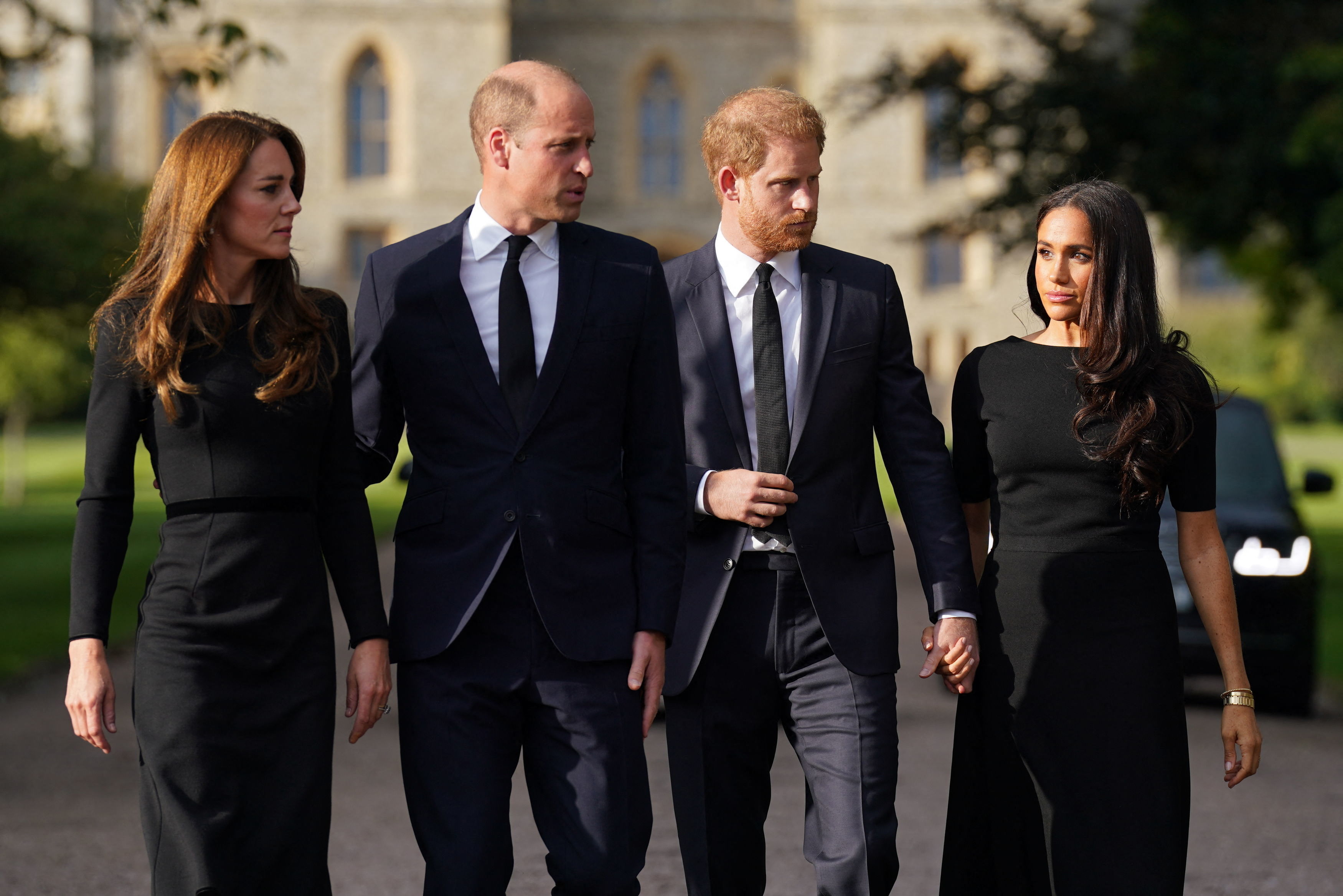 Am 10. September 2022 gesellten sich Harry und Meghan vor dem Windsor Castle zu Prinz William und Catherine, Prinzessin von Wales, um nach dem Tod von Königin Elizabeth II. die Trauernden zu empfangen. | Quelle: Getty Images