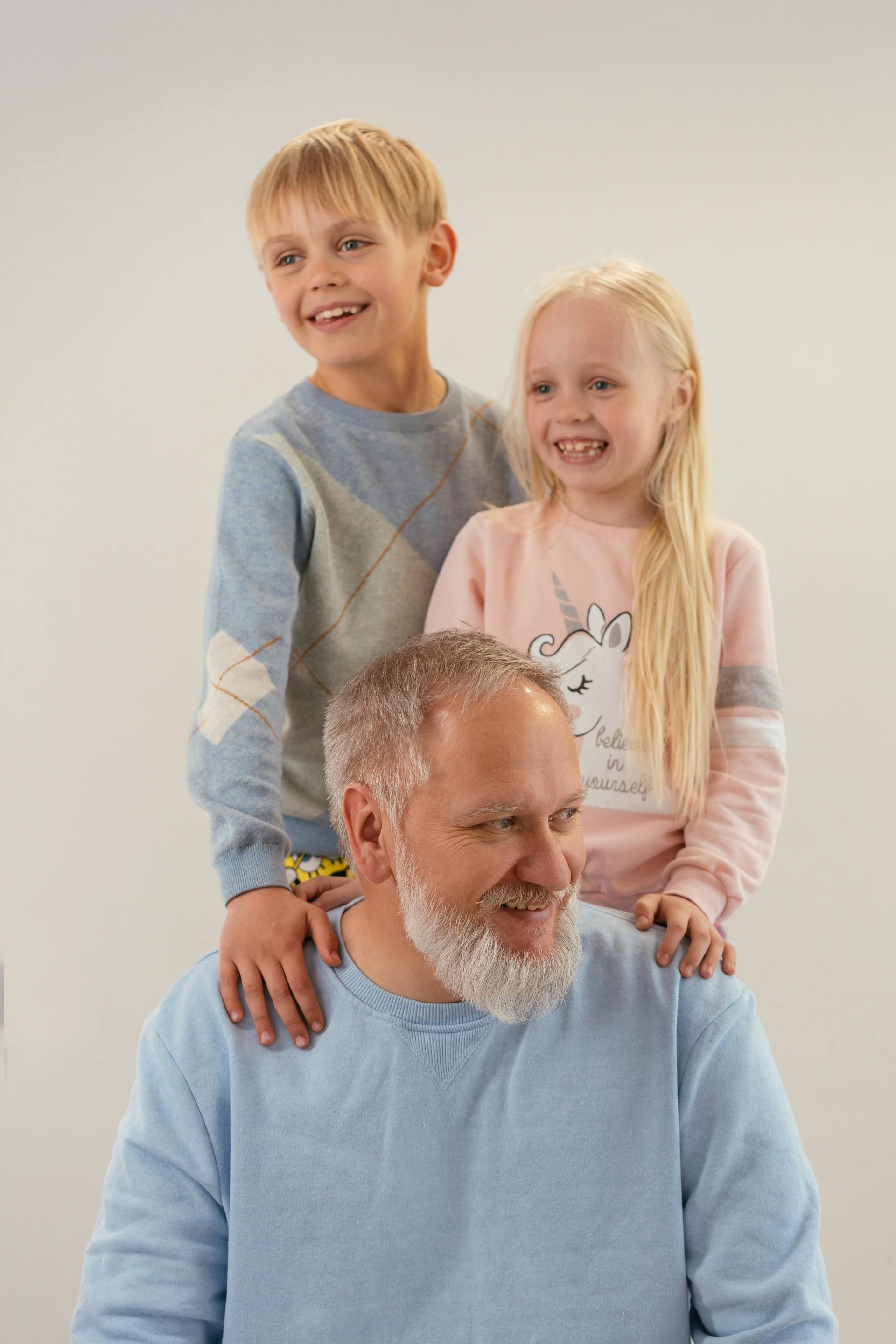 Ein glücklicher Mann mit zwei Kindern | Quelle: Pexels