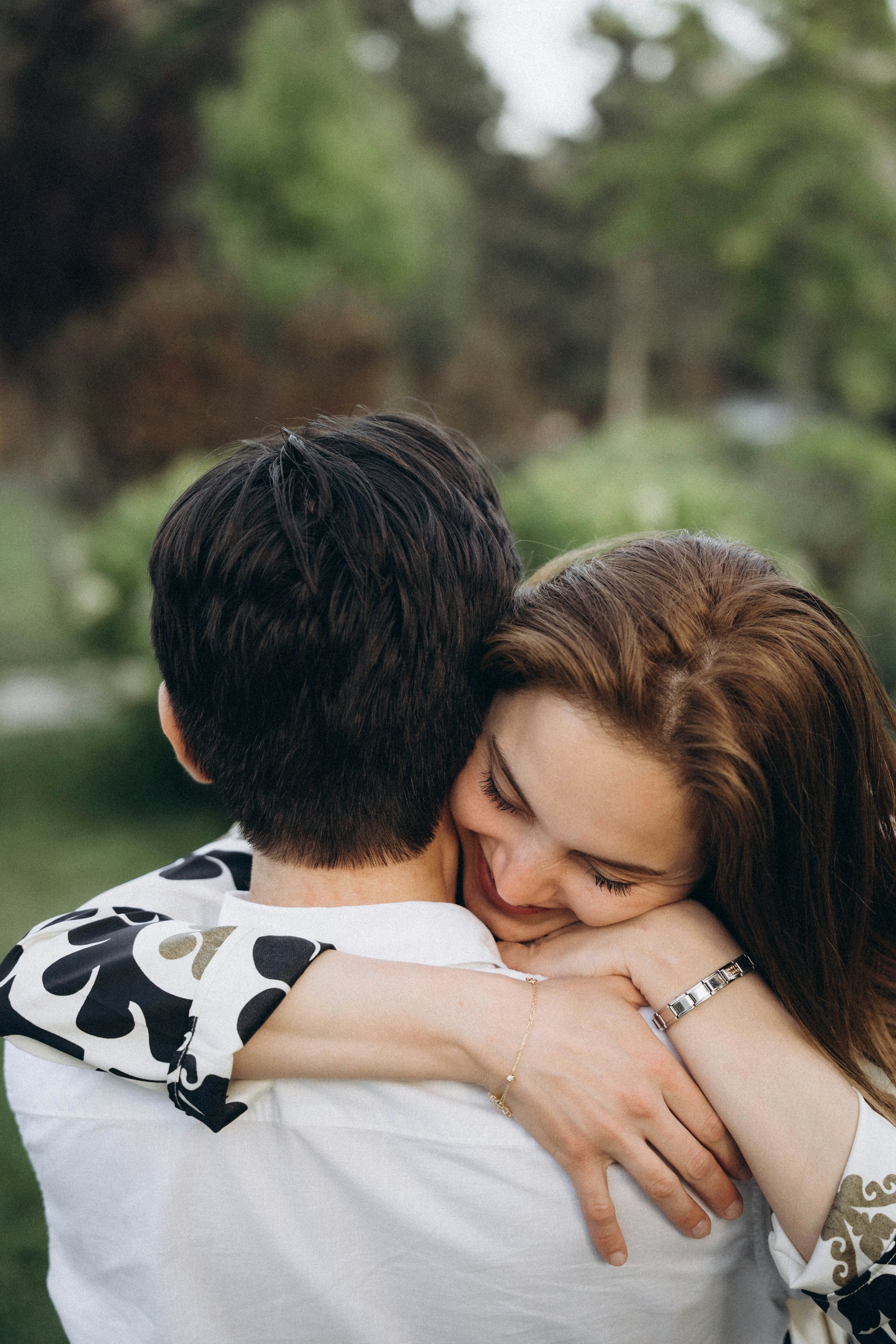 Eine Frau, die einen Mann umarmt | Quelle: Unsplash