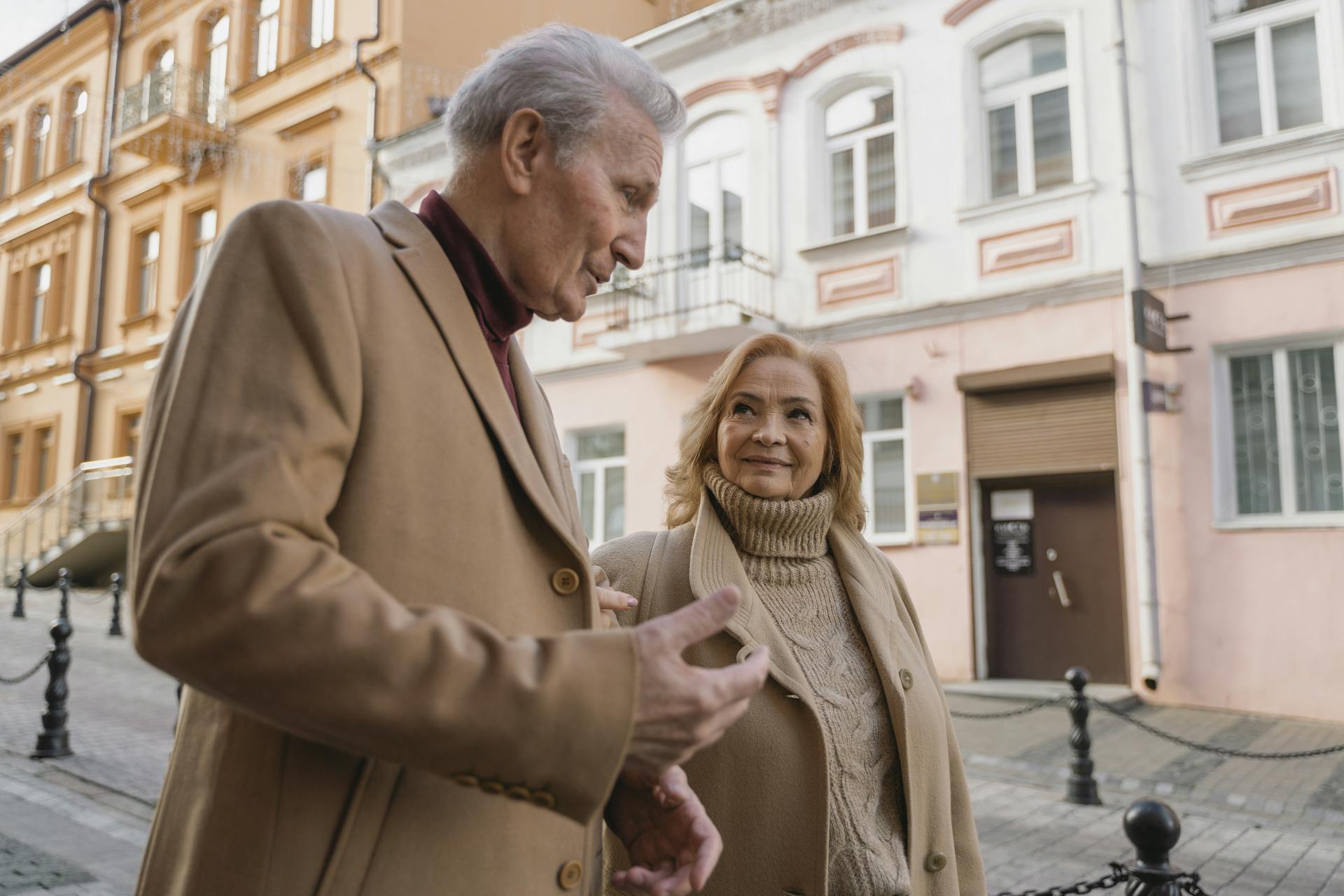 Ein Mann plaudert mit einer Frau | Quelle: Pexels