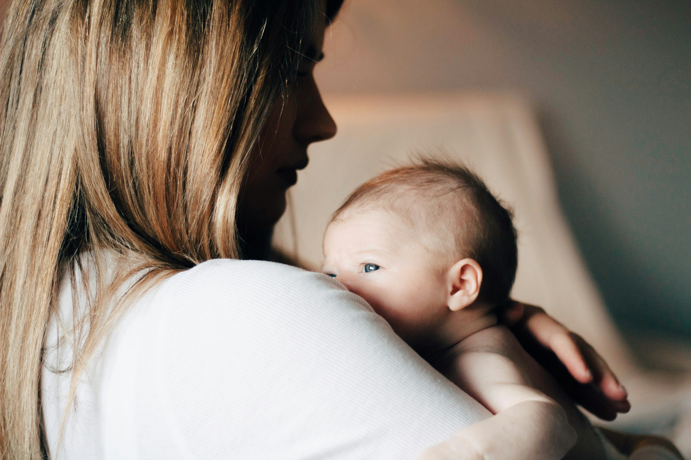 Eine Mutter hält ihr Baby | Quelle: Unsplash