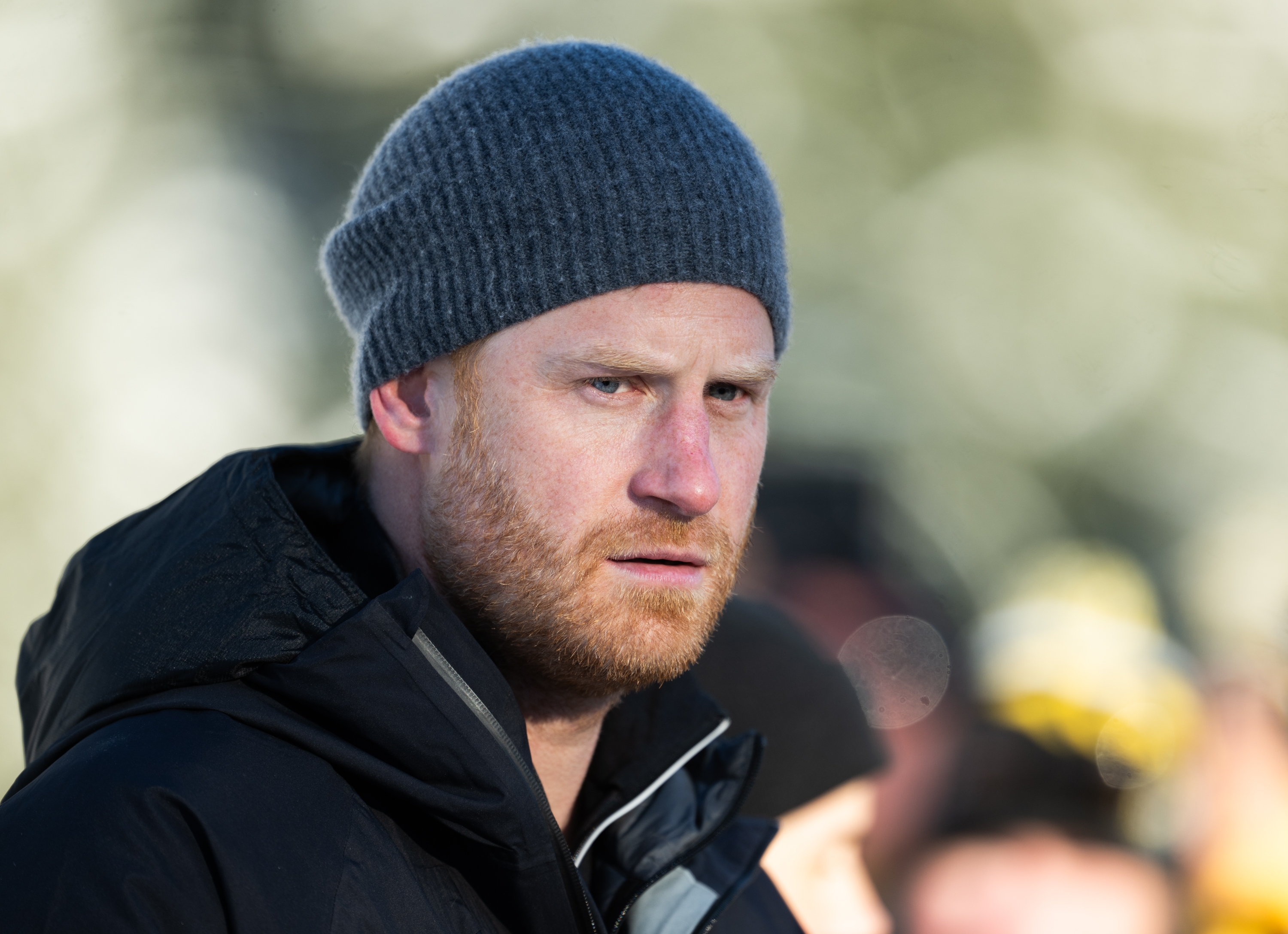 Prinz Harry besucht am 11. Februar 2025 den Biathlon bei den Invictus Games in Whistler, British Columbia. Bis zu jenem Frühjahr würden seine Sicherheitsbedenken zu einem zentralen Grund dafür werden, warum er seine Familie nicht zurück nach Großbritannien holen konnte. | Quelle: Getty Images