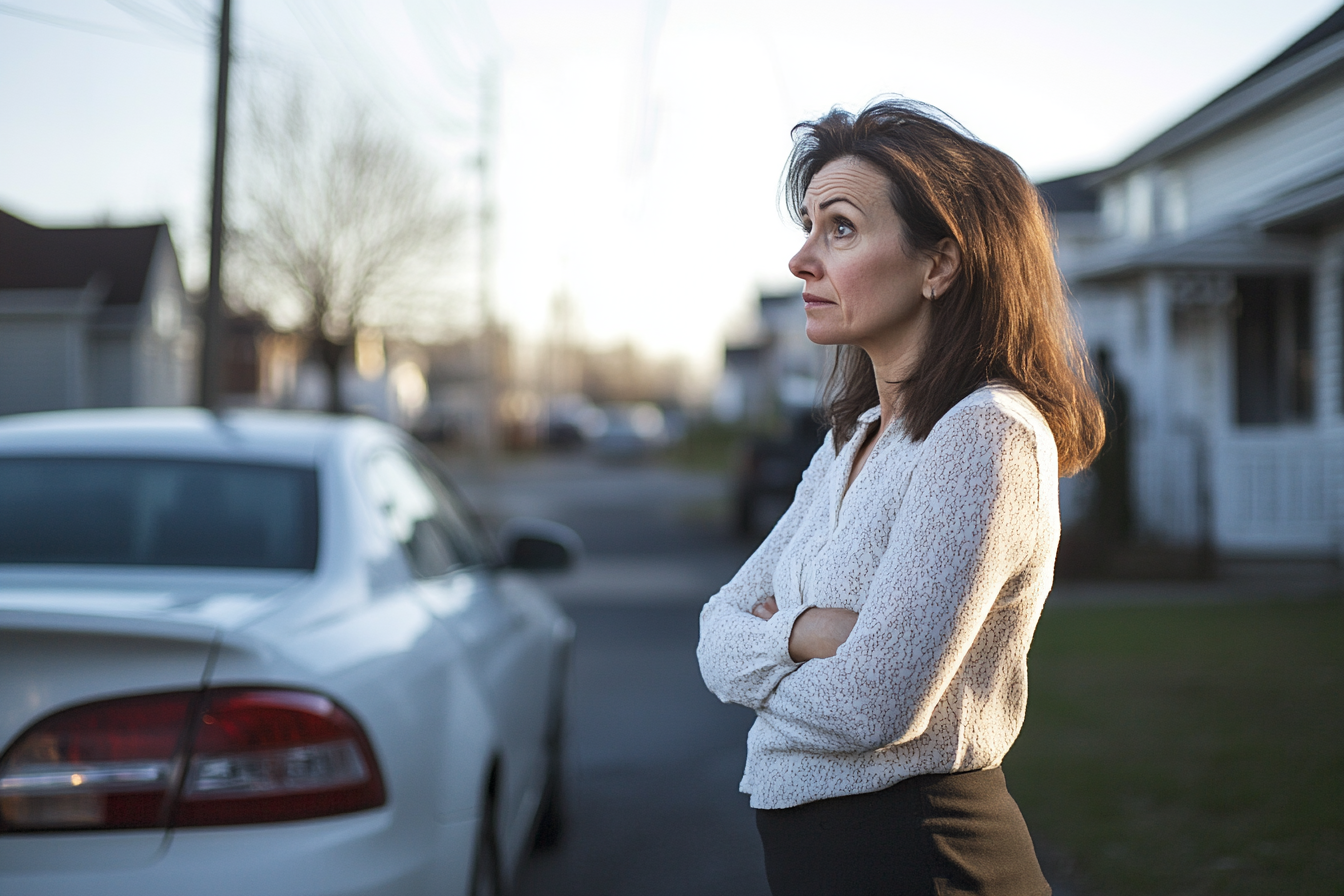 Eine Frau, die auf einer Straße steht | Quelle: Midjourney