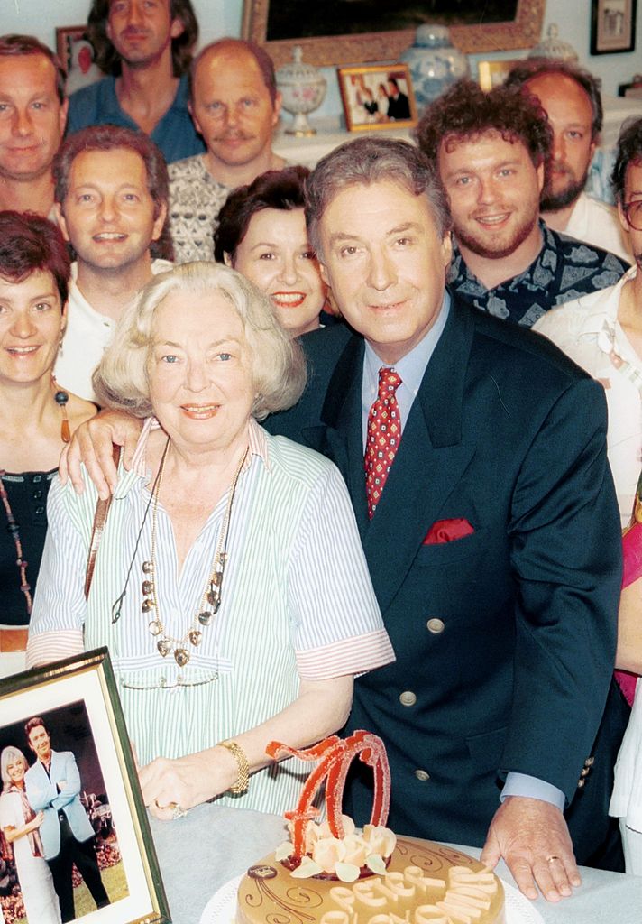 Peter Alexander, Ehefrau Hilde, (vo., mi.), Geburtstagsfeier Peter Alexander, Wien, 07.06.1996 | Quelle: Getty Images