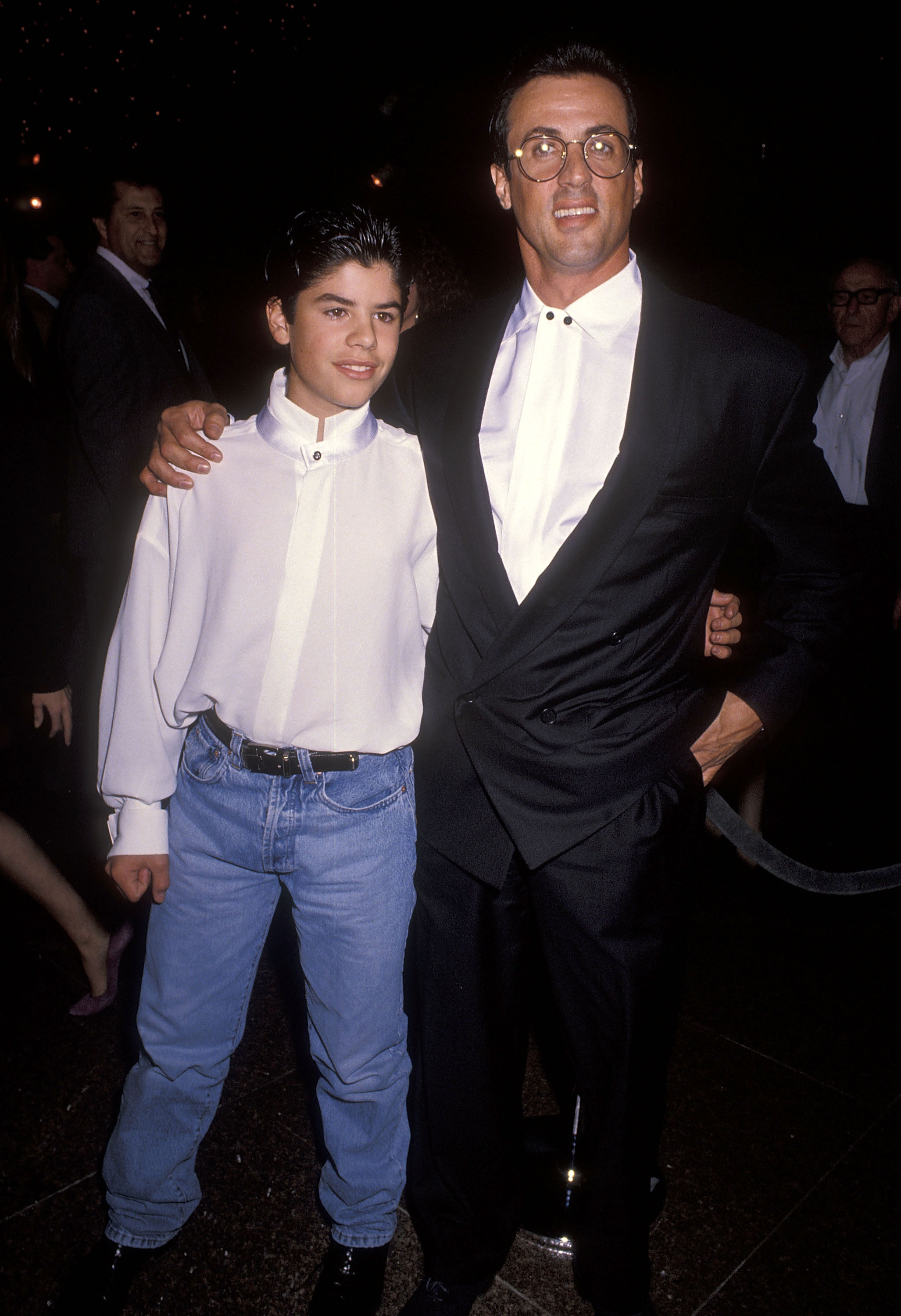 Der Junge und sein Vater bei der "Rocky V"-Premiere in West Hollywood, Kalifornien, am 13. November 1990 | Quelle: Getty Images