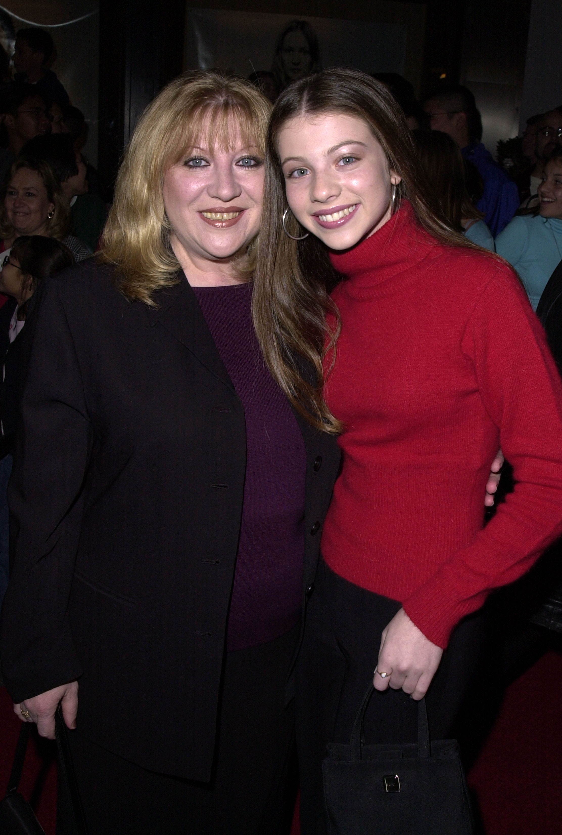 Michelle Trachtenberg und ihre Mutter Lana während der WB Network All Star Party im Il Fornaio Restaurant in Pasadena, Kalifornien | Quelle: Getty Images