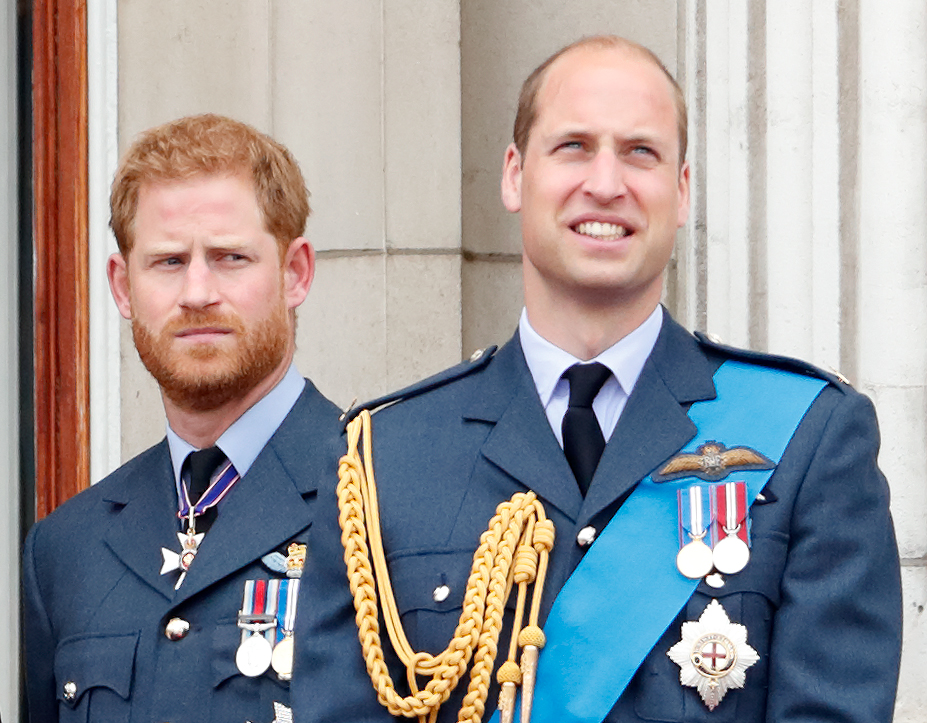 Prinz Harry und Prinz William beobachten eine Luftparade vom Balkon des Buckingham Palace am 10. Juli 2018 in London, England. | Quelle: Getty Images