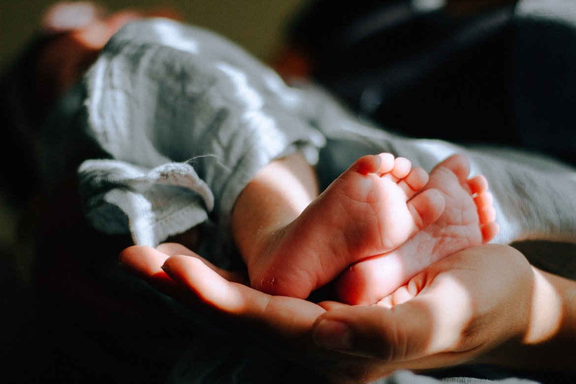 Er kümmerte sich selbst um das winzige Baby | Quelle: Unsplash