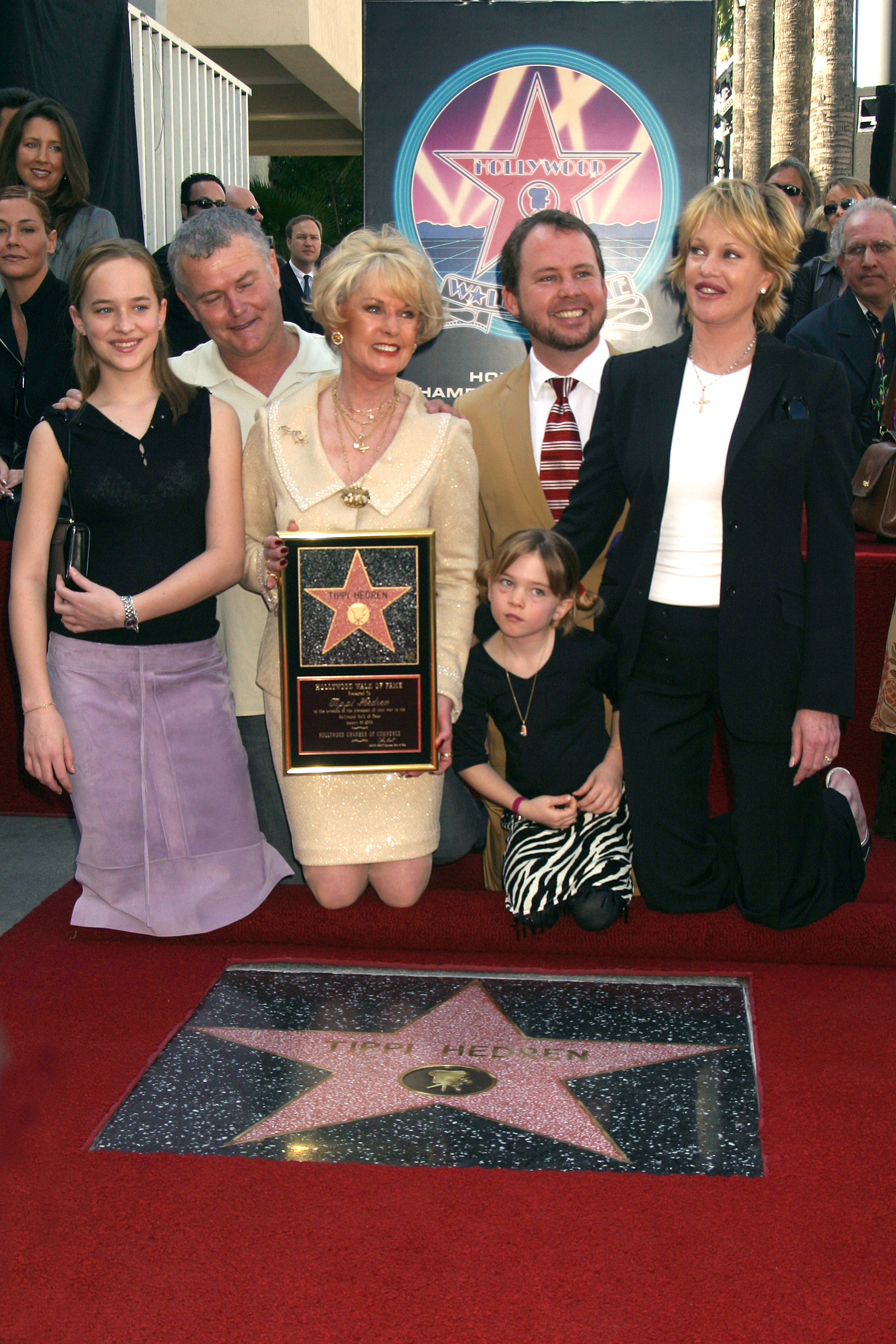 Tippy Hedren und Melanie Griffith und ihre Töchter Dakota und Stella bei der Einweihung eines Sterns auf dem Hollywood Walk of Fame für Tippi Hedren in Hollywood, Kalifornien, am 30. Januar 2003. | Quelle: Getty Images