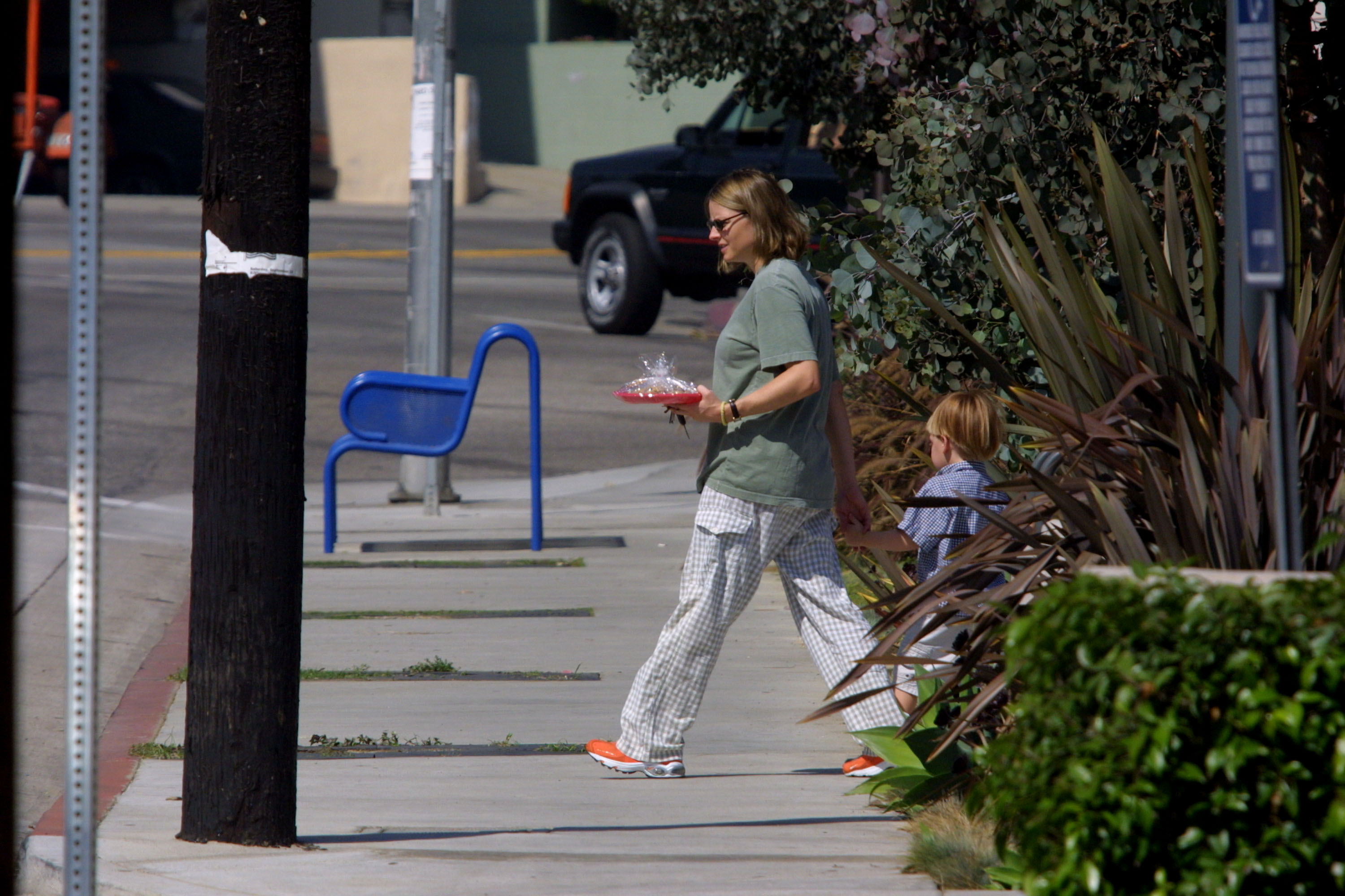 Jodie Foster geht mit ihrem Sohn Charlie am 13. Oktober 2001 in Beverly Hills spazieren | Quelle: Getty Images