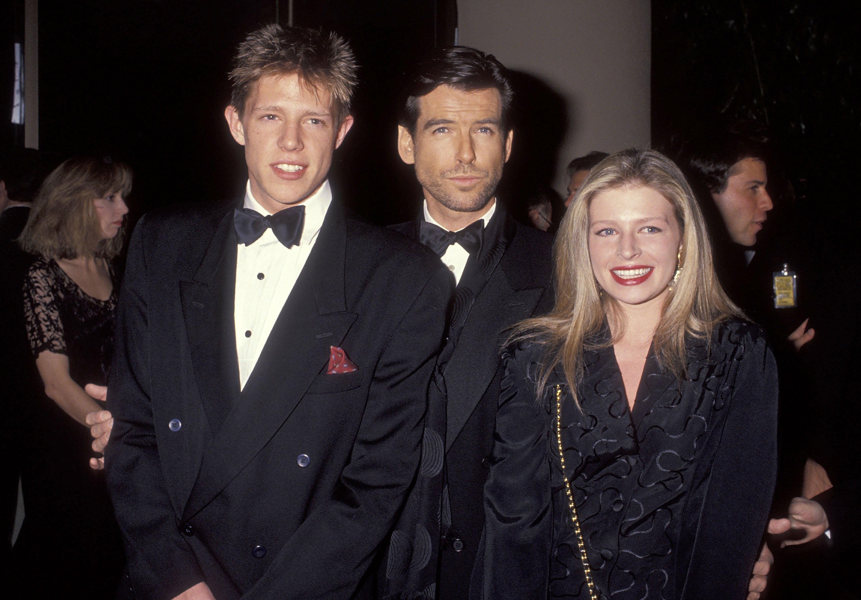 Der Schauspieler Pierce Brosnan, sein Sohn Christopher Brosnan und seine Tochter Charlotte Brosnan bei der 49. Verleihung der Golden Globe Awards am 18. Januar 1992 im Beverly Hilton Hotel in Beverly Hills, Kalifornien. | Quelle: Getty Images