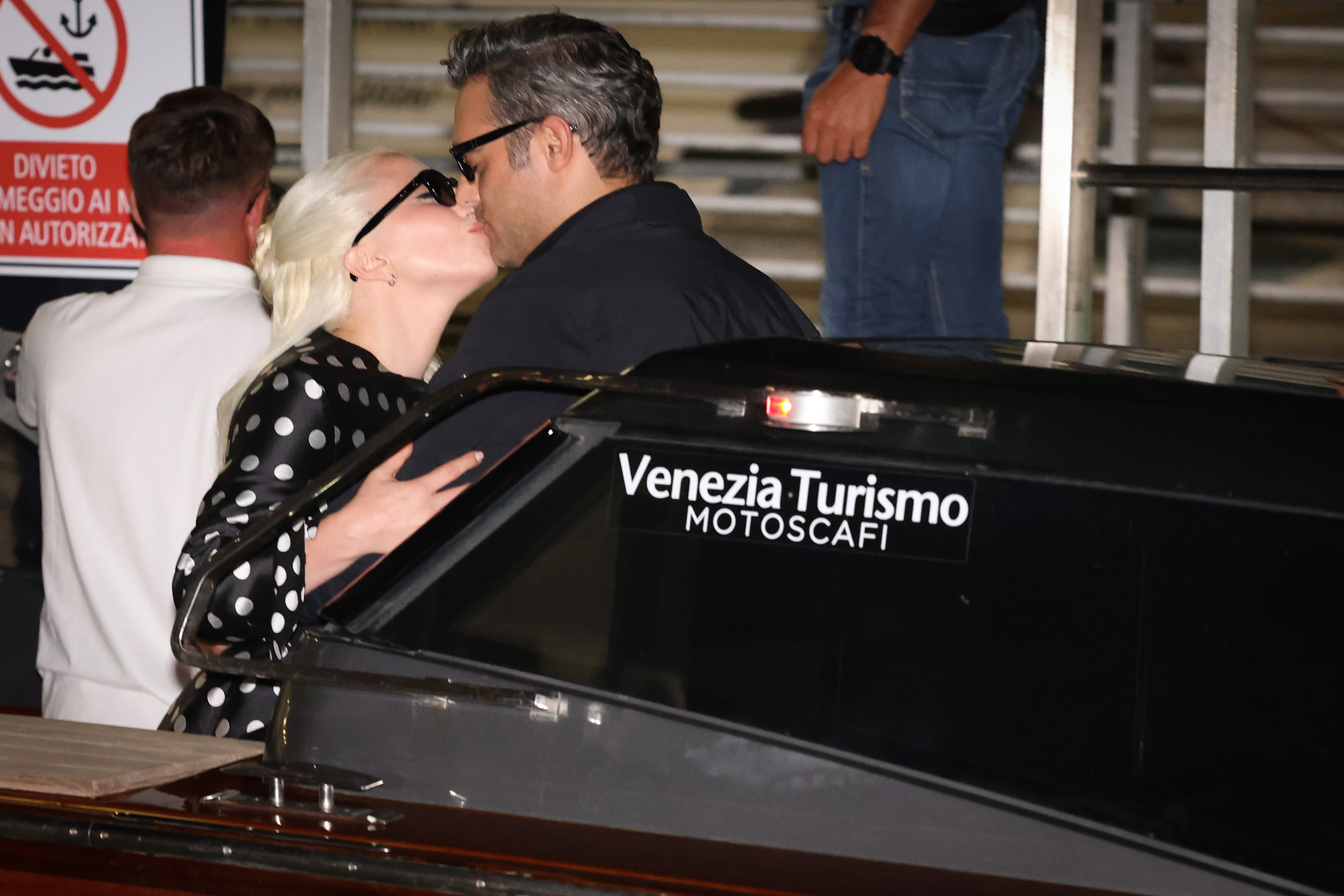 Lady Gaga und Michael Polansky kamen am Flughafen von Venedig während des 81. Internationalen Filmfestivals von Venedig am 2. September 2024 in Venedig, Italien an | Quelle: Getty Images