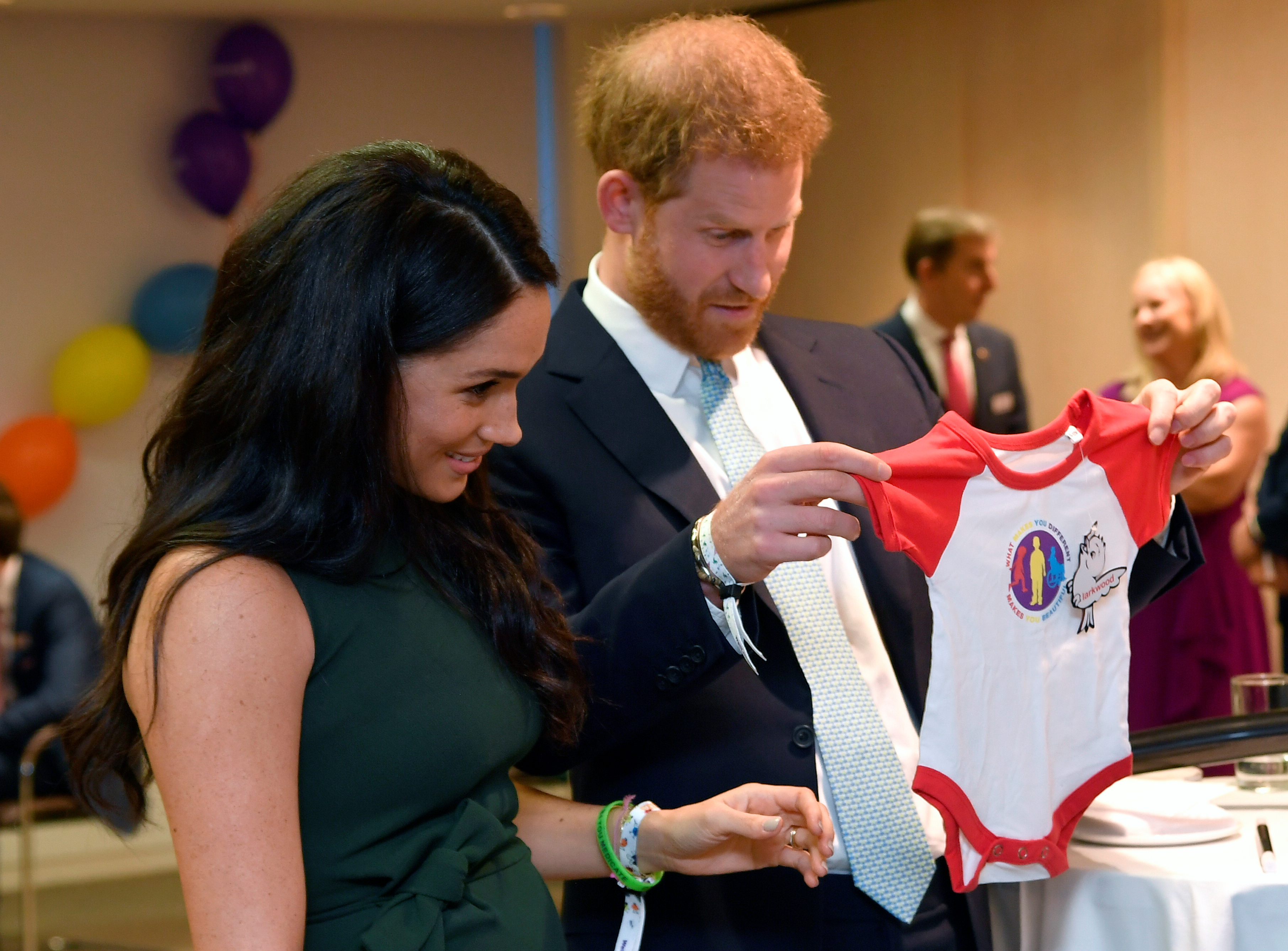 Prinz Harry und Meghan Markle betrachten ein Geschenk für ihren Sohn Archie am 15. Oktober 2019 in London, England | Quelle: Getty Images