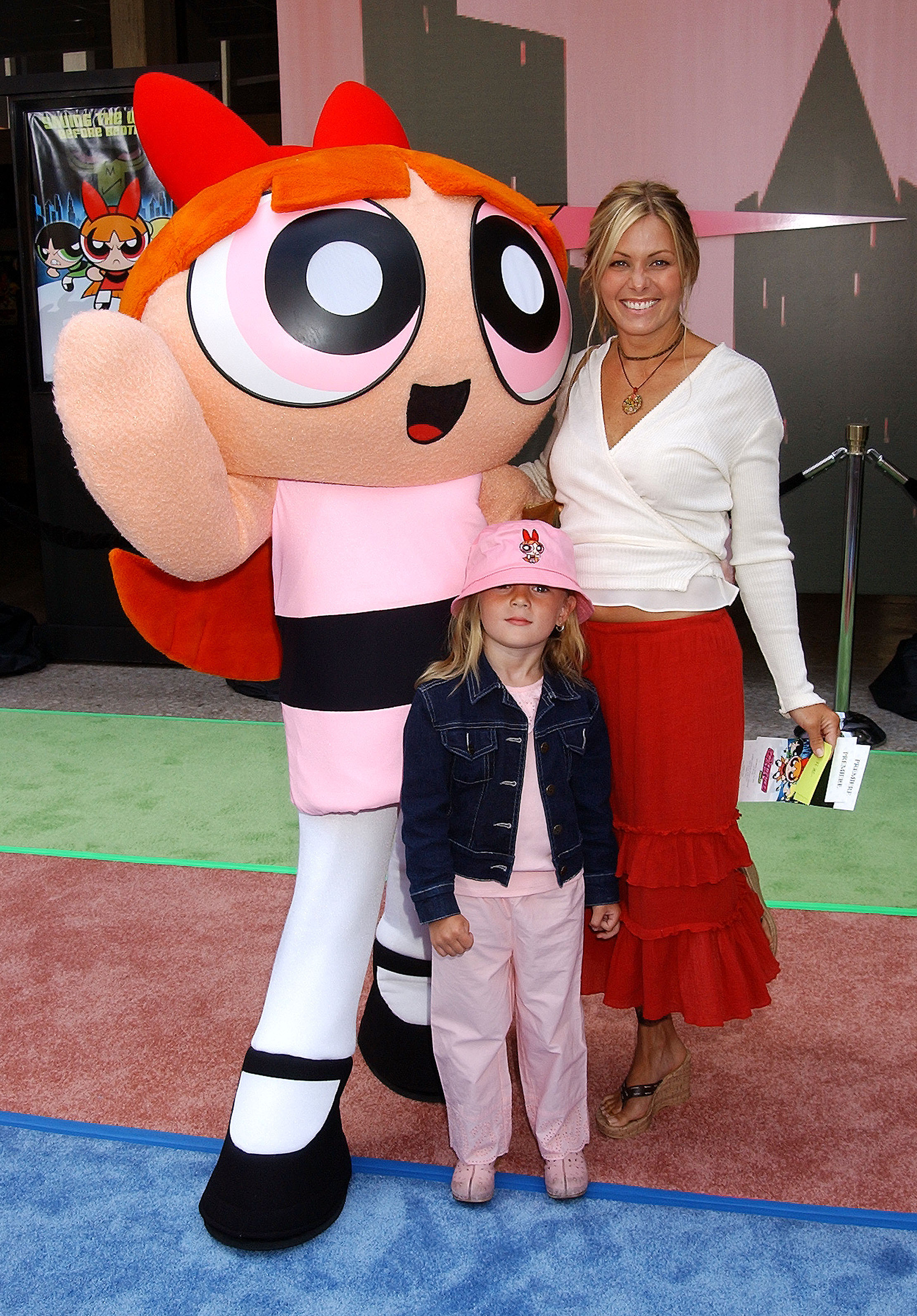 Nicole Eggert und ihre Tochter Dilyn bei der Premiere von "The Powerpuff Girls Movie" im Jahr 2002 | Quelle: Getty Images