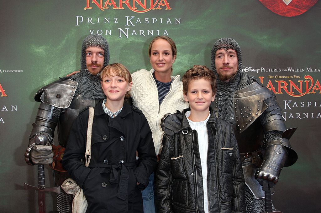 Lara Joy Körner und Kinder mit Rittern bei der Premiere von „Die Chroniken von Narnia – Prinz Kaspian von Narnia“ beim Ritterturnier in Kaltenberg, 22.06.2008 | Quelle: Getty Images