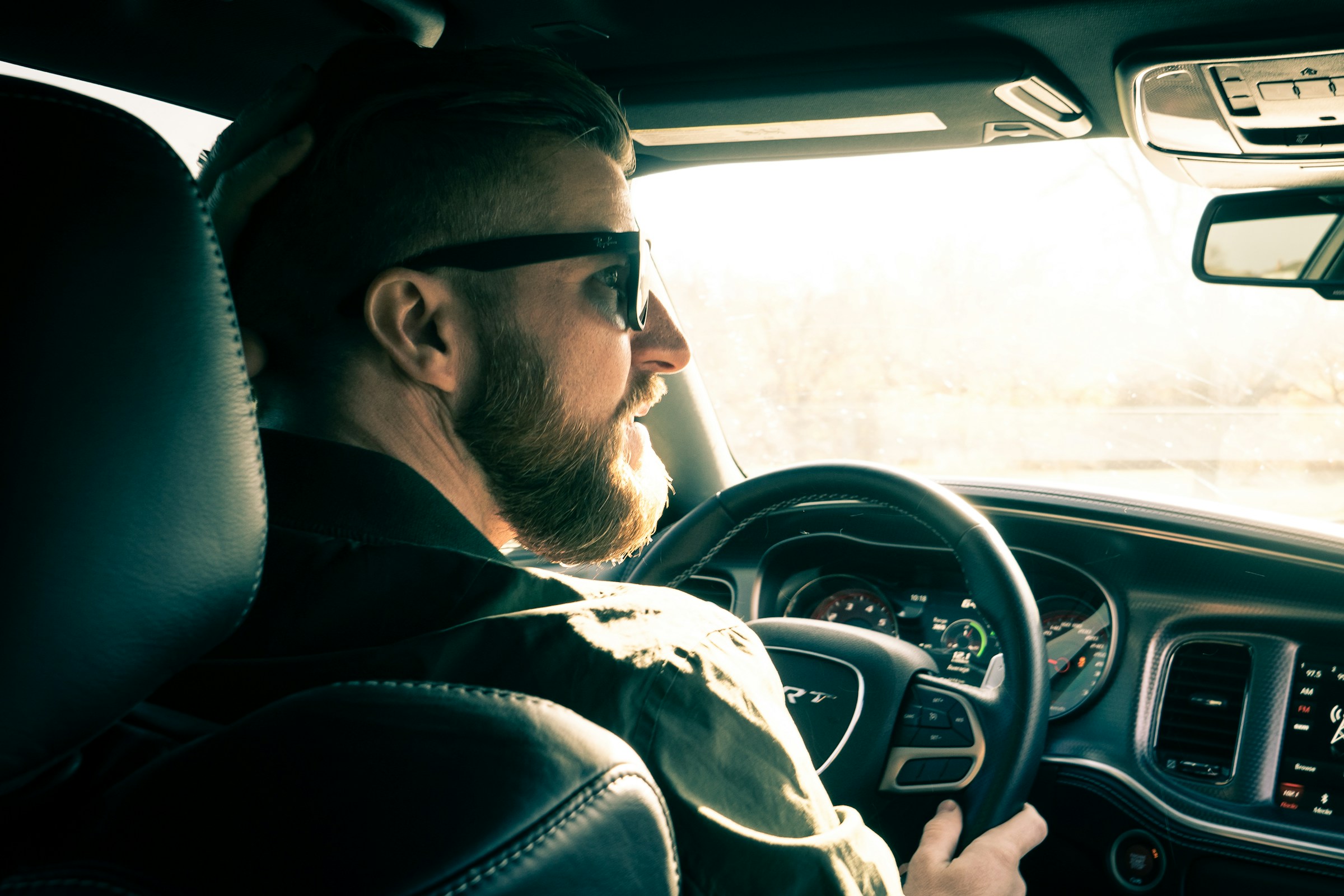 Ein Mann sitzt in einem Auto | Quelle: Unsplash