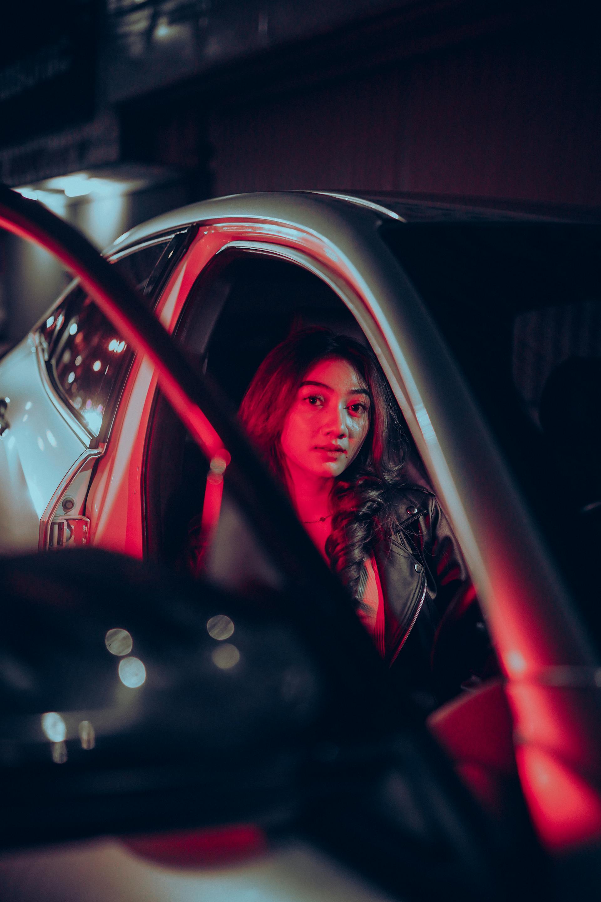 Eine Frau, die in ein Auto steigt | Quelle: Pexels