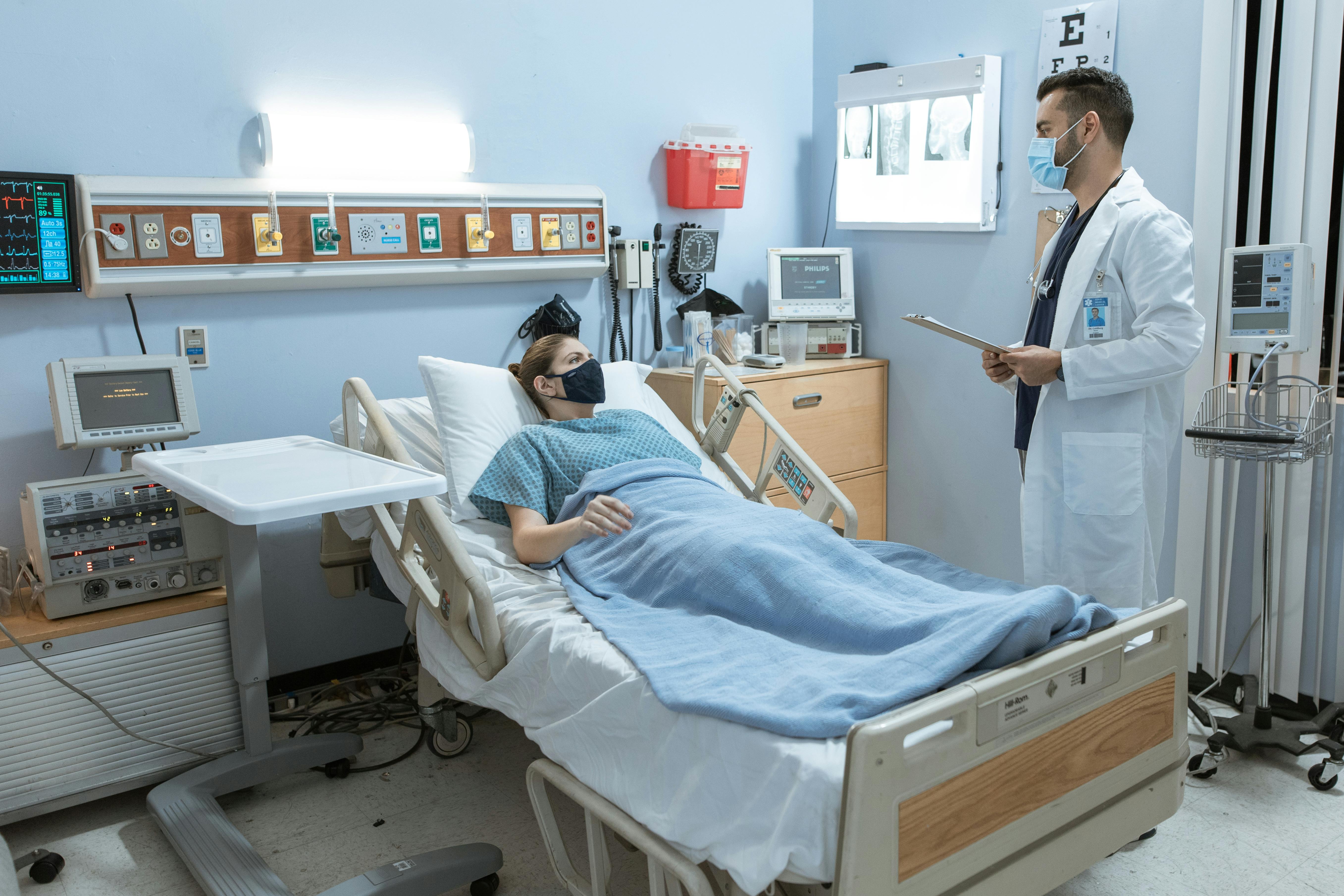 Arzt bei der Behandlung eines Patienten | Quelle: Pexels