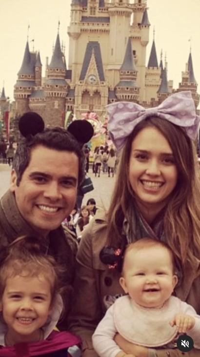 Cash Warren und Jessica Alba mit Honor und Haven in einem Post vom 13. August 2024 | Quelle: Instagram/jessicaalba