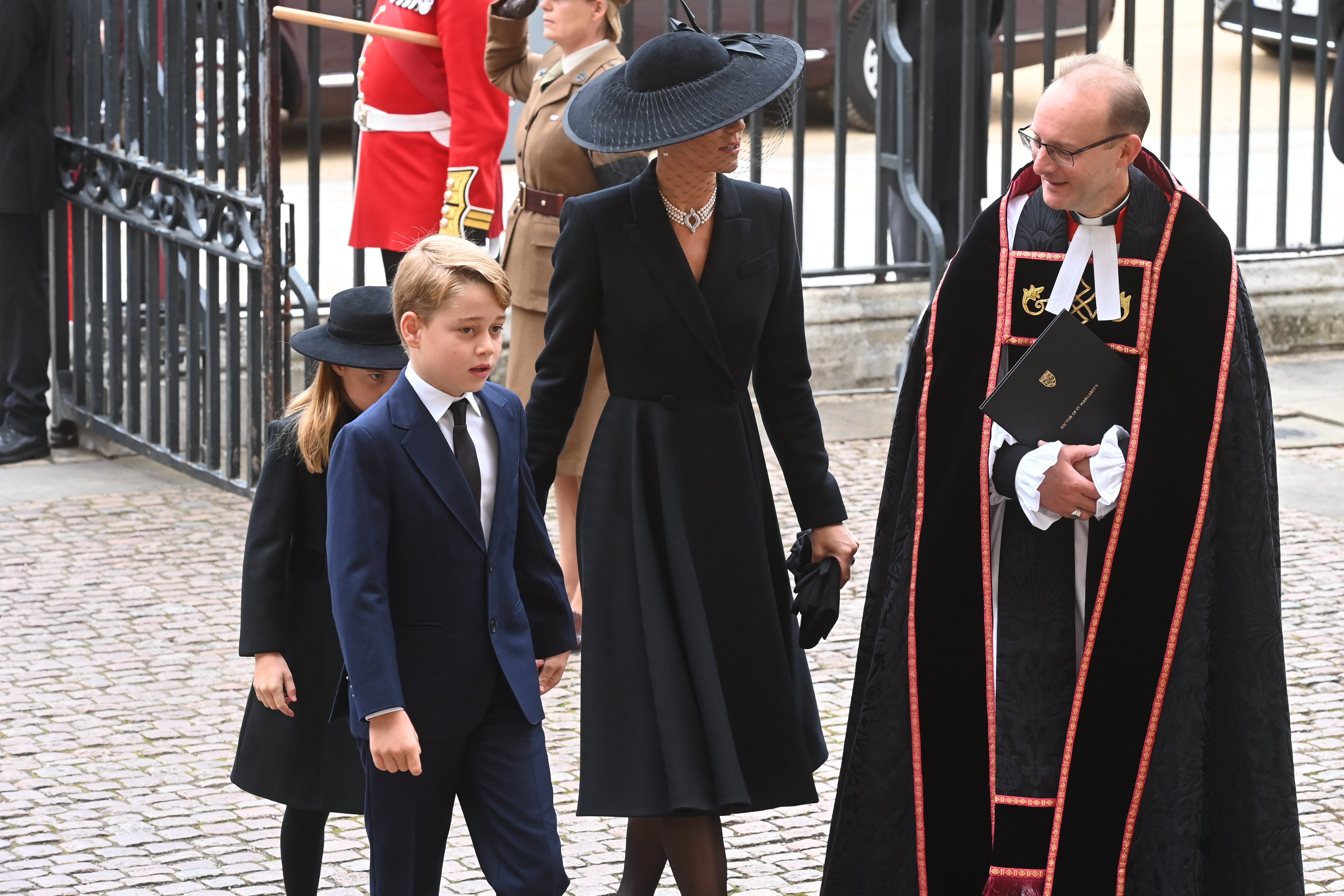 Prinzessin Charlotte, Prince George und Catherine, gehen hinter dem Trauerzug der Königin her, der am 19. September 2022 in London, England, in Richtung Westminster Abbey weitergeht. | Quelle: Getty Images