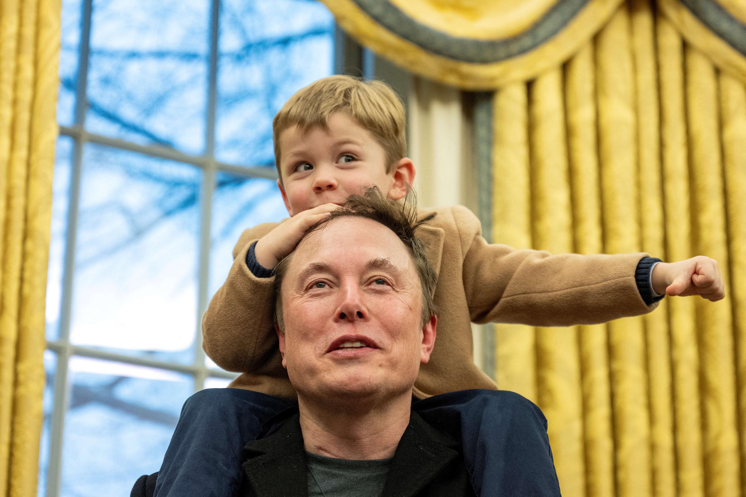 Elon Musk trägt seinen Sohn X Æ A-Xii auf seinen Schultern, während er im Oval Office spricht. | Quelle: Getty Images