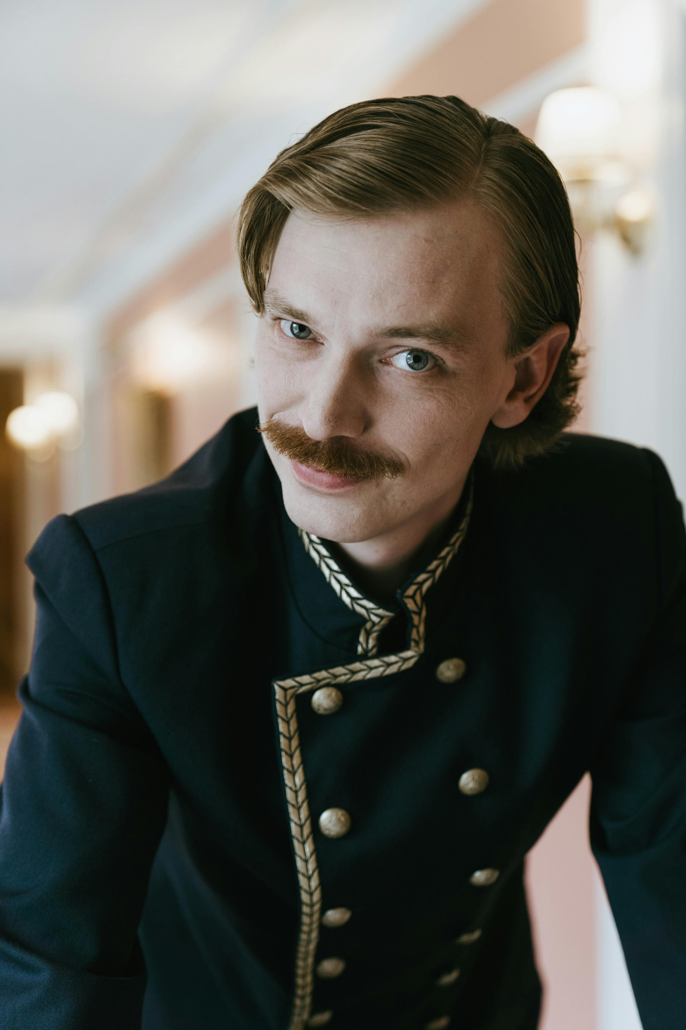 Ein selbstgefälliger Hotelangestellter | Quelle: Pexels