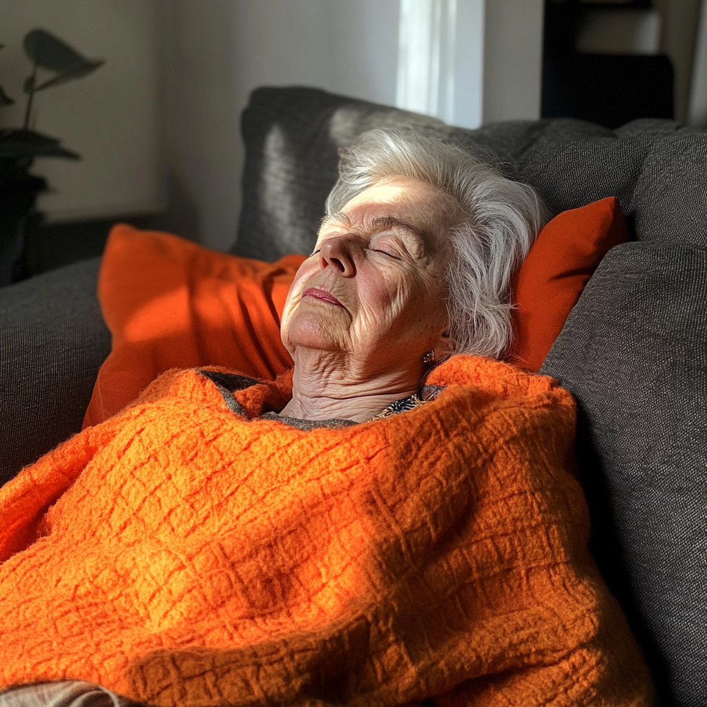 Eine ältere Frau, die auf einer Couch liegt | Quelle: Midjourney