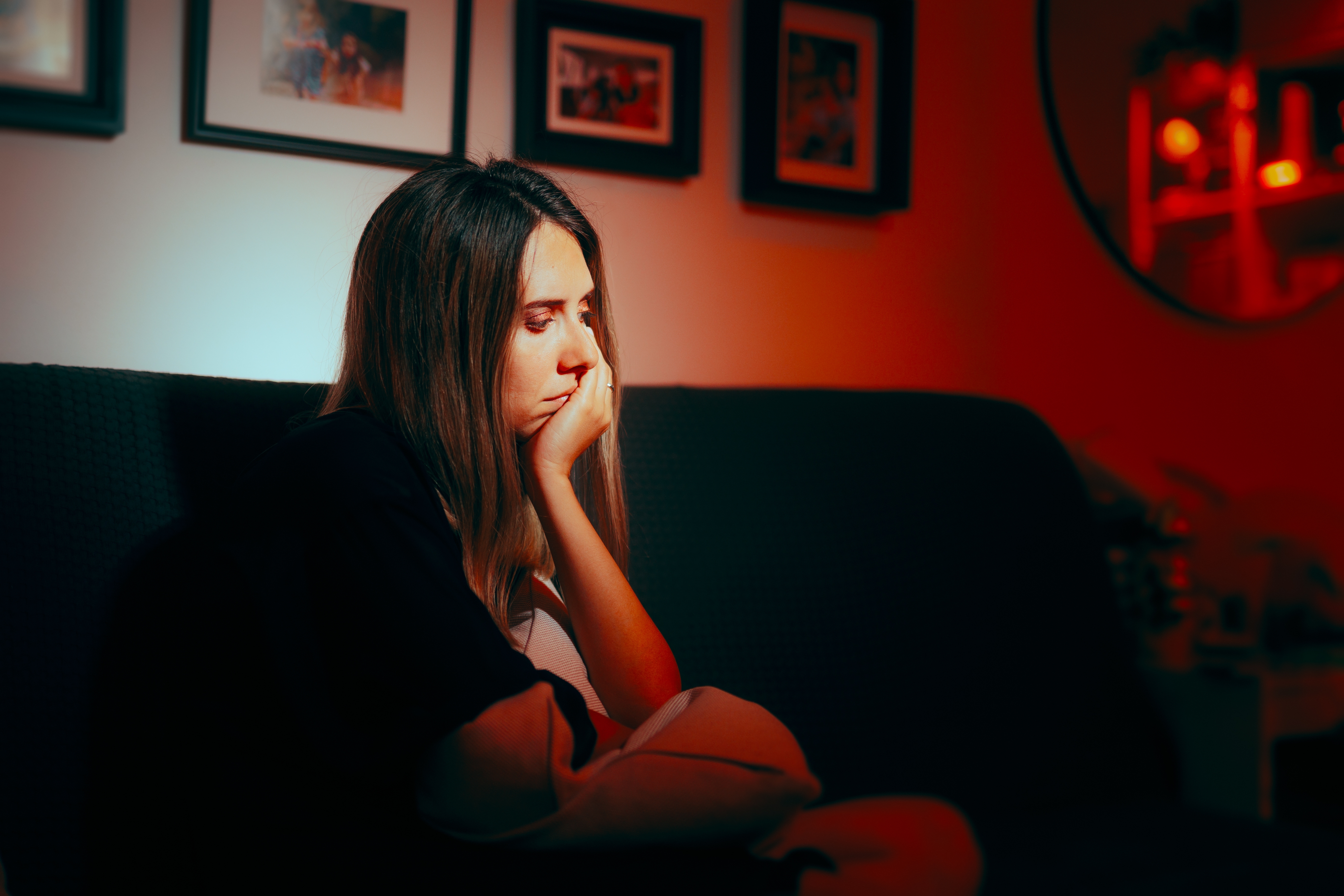 Depressive Frau, die nachts allein sitzt | Quelle: Shutterstock