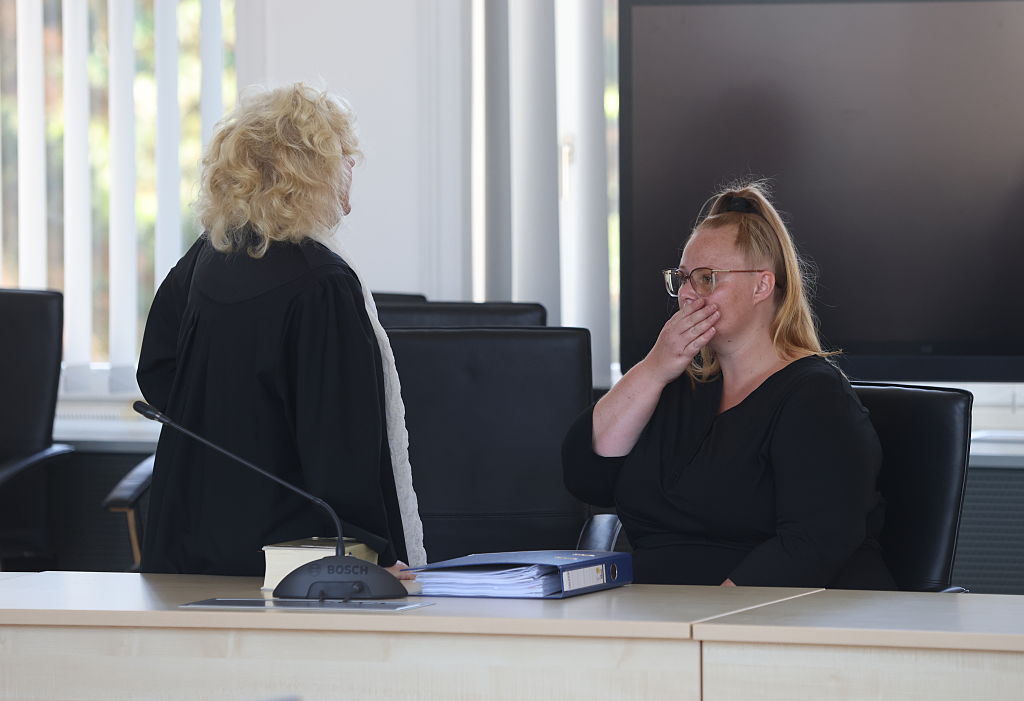 26. Juni 2026, Mecklenburg-Vorpommern, Rostock: Christine Habetha (von links nach rechts), Rechtsanwältin und Mutter des ermordeten 8-Jährigen, im Gerichtssaal des Landgerichts vor der Wiederaufnahme des Mordprozesses im Fall Fabian. | Quelle: Getty Images