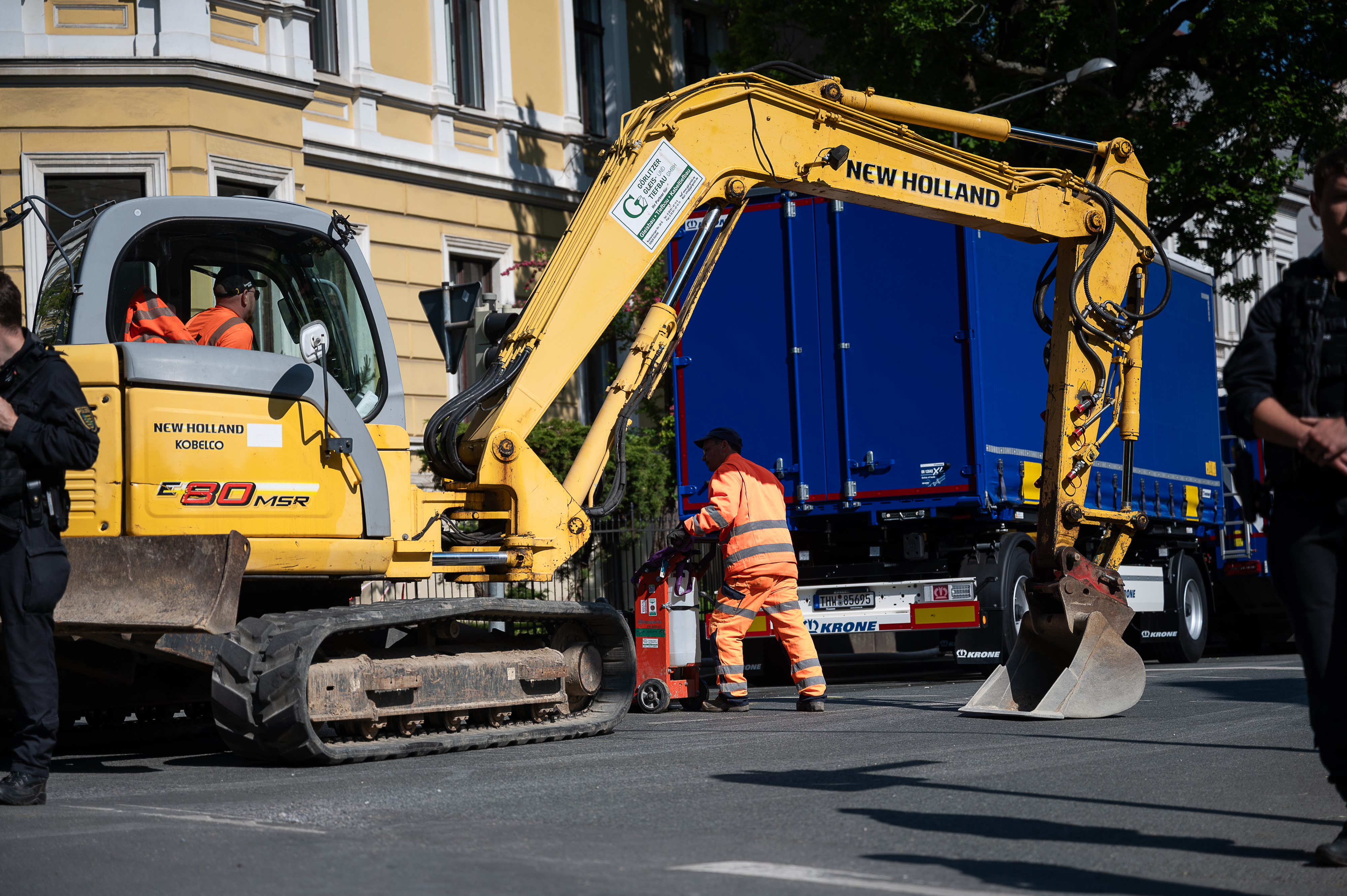 Mitarbeiter eines Bauunternehmens schneiden ein Loch in den Asphalt, um später die Hauptgasleitung abzuklemmen | Quelle: Getty Images