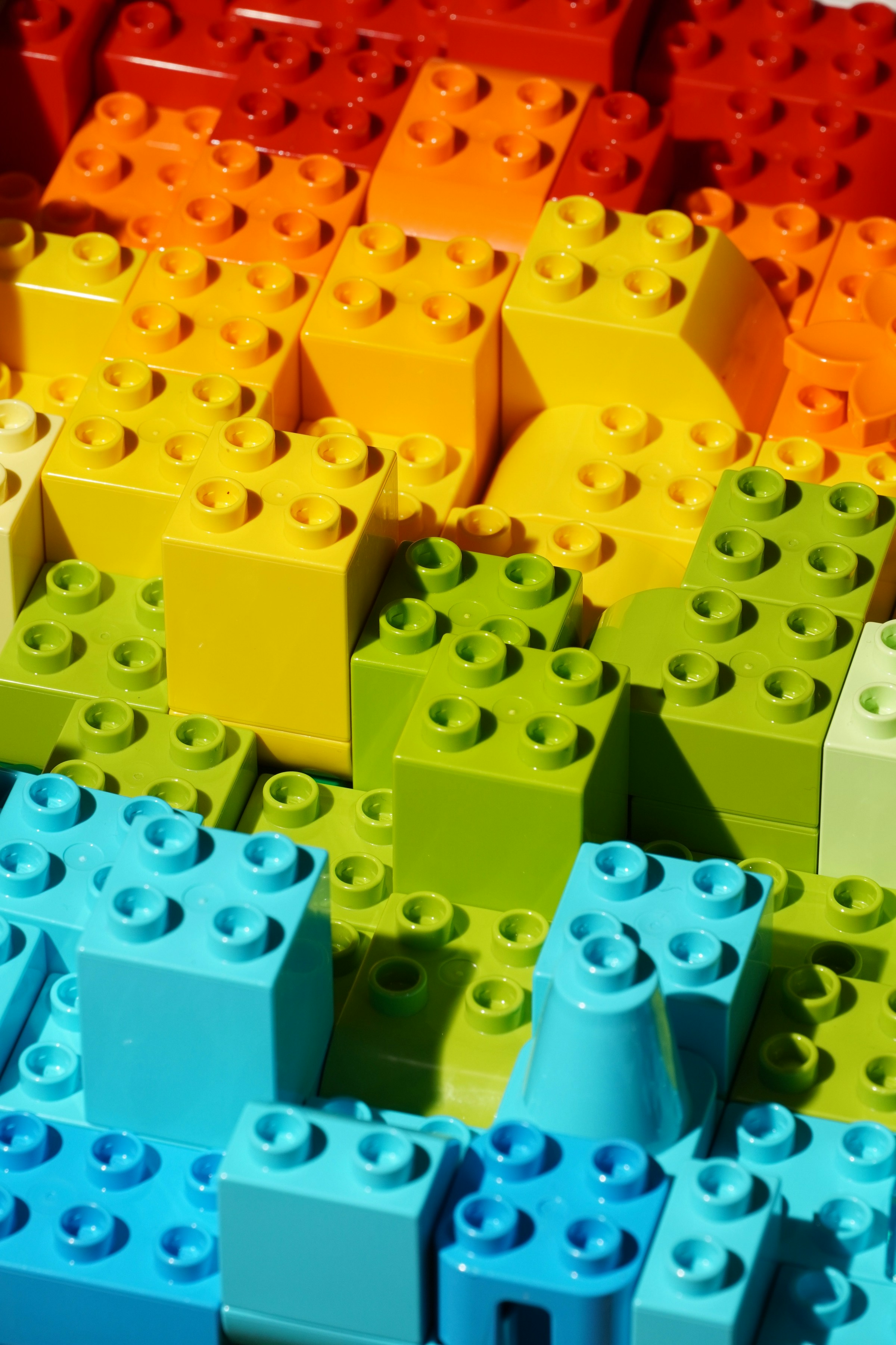 Eine Nahaufnahme von vielen verschiedenfarbigen LEGO Teilen | Quelle: Unsplash