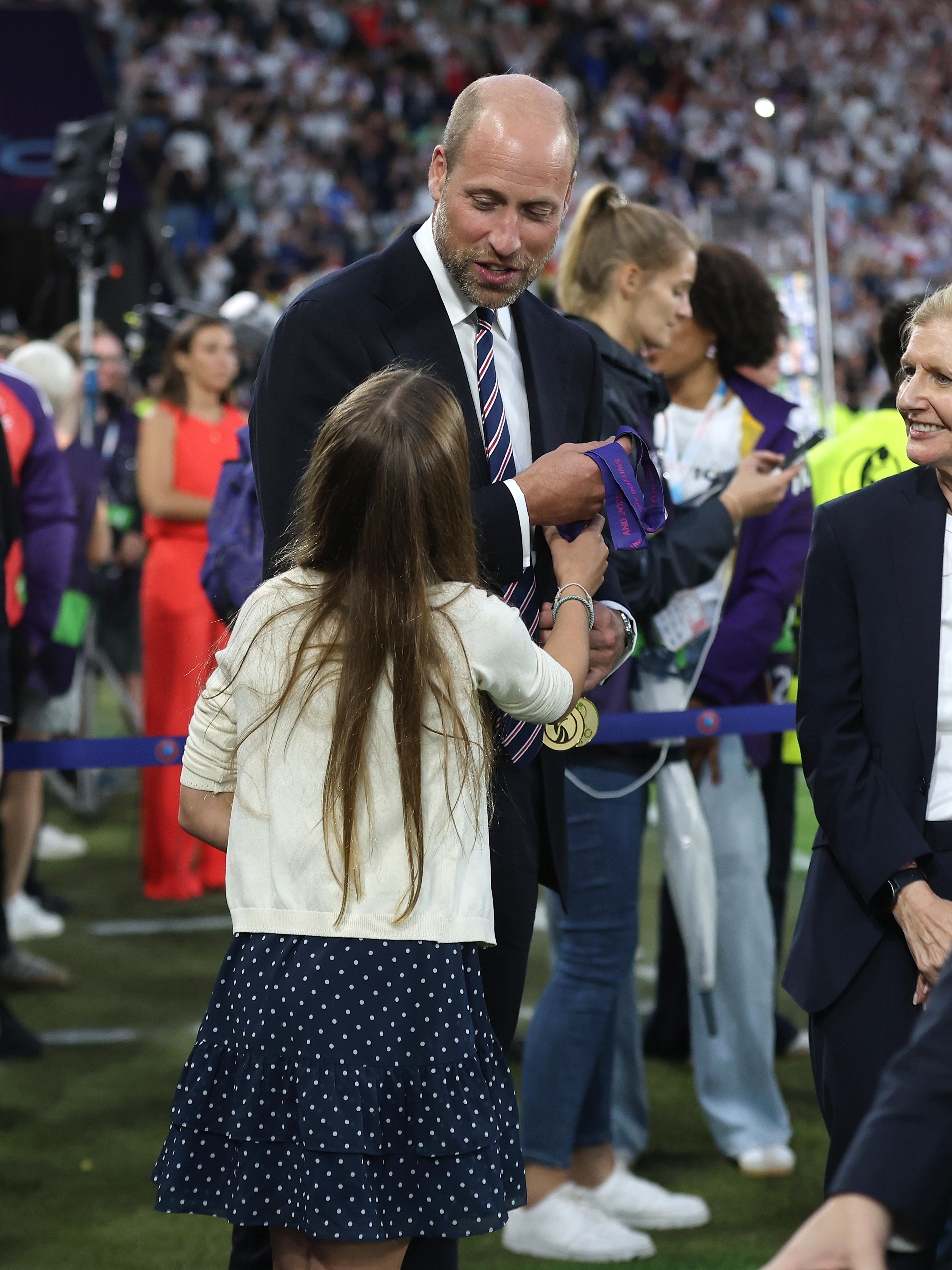 Prinz William erhält zusammen mit Prinzessin Charlotte zwei UEFA Women's Euro 2025 Siegermedaillen während des UEFA Women's EURO Finalspiels in der Schweiz am 27. Juli 2025 | Quelle: Getty Images