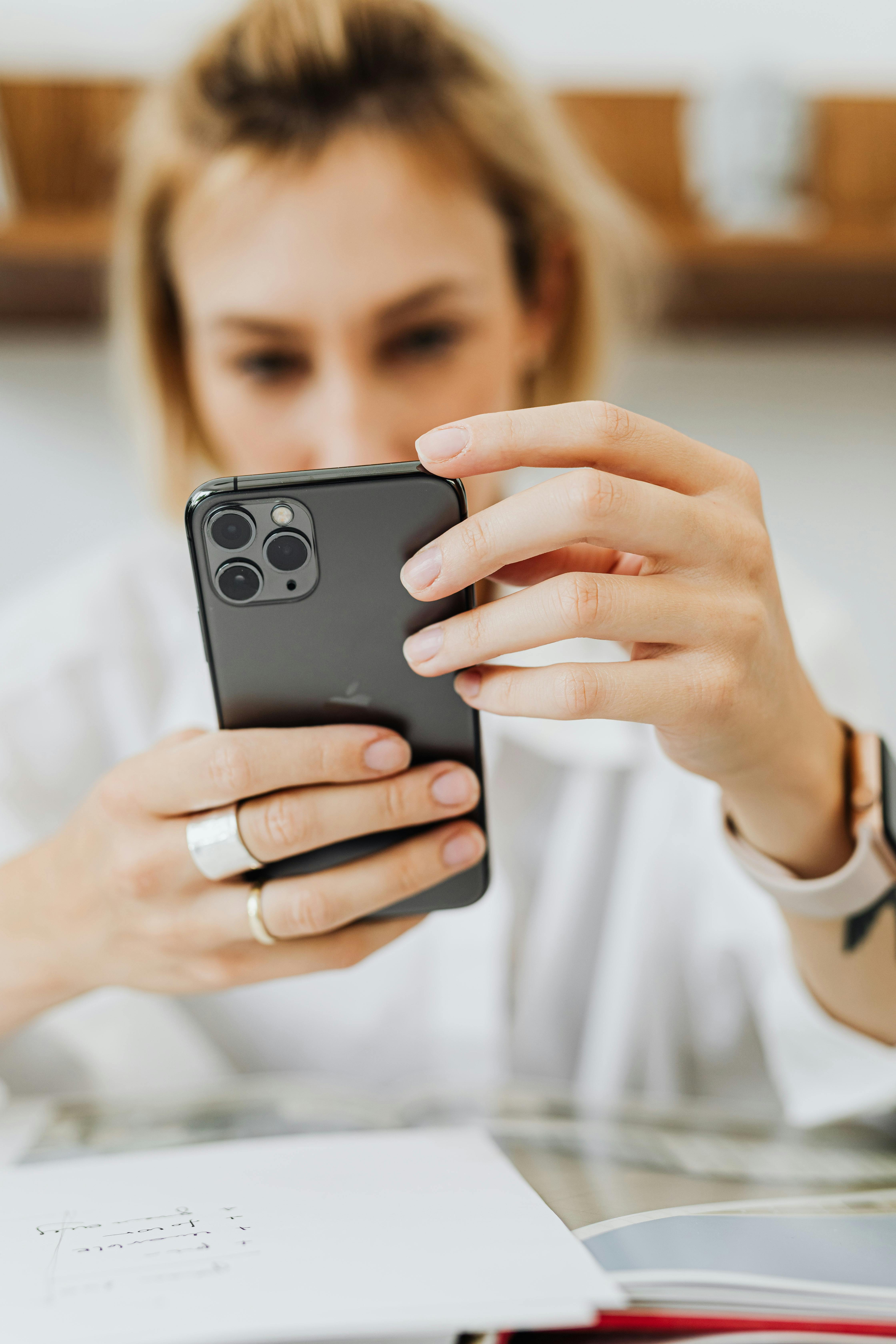 Frau schaut auf ihr Telefon | Quelle: Pexels