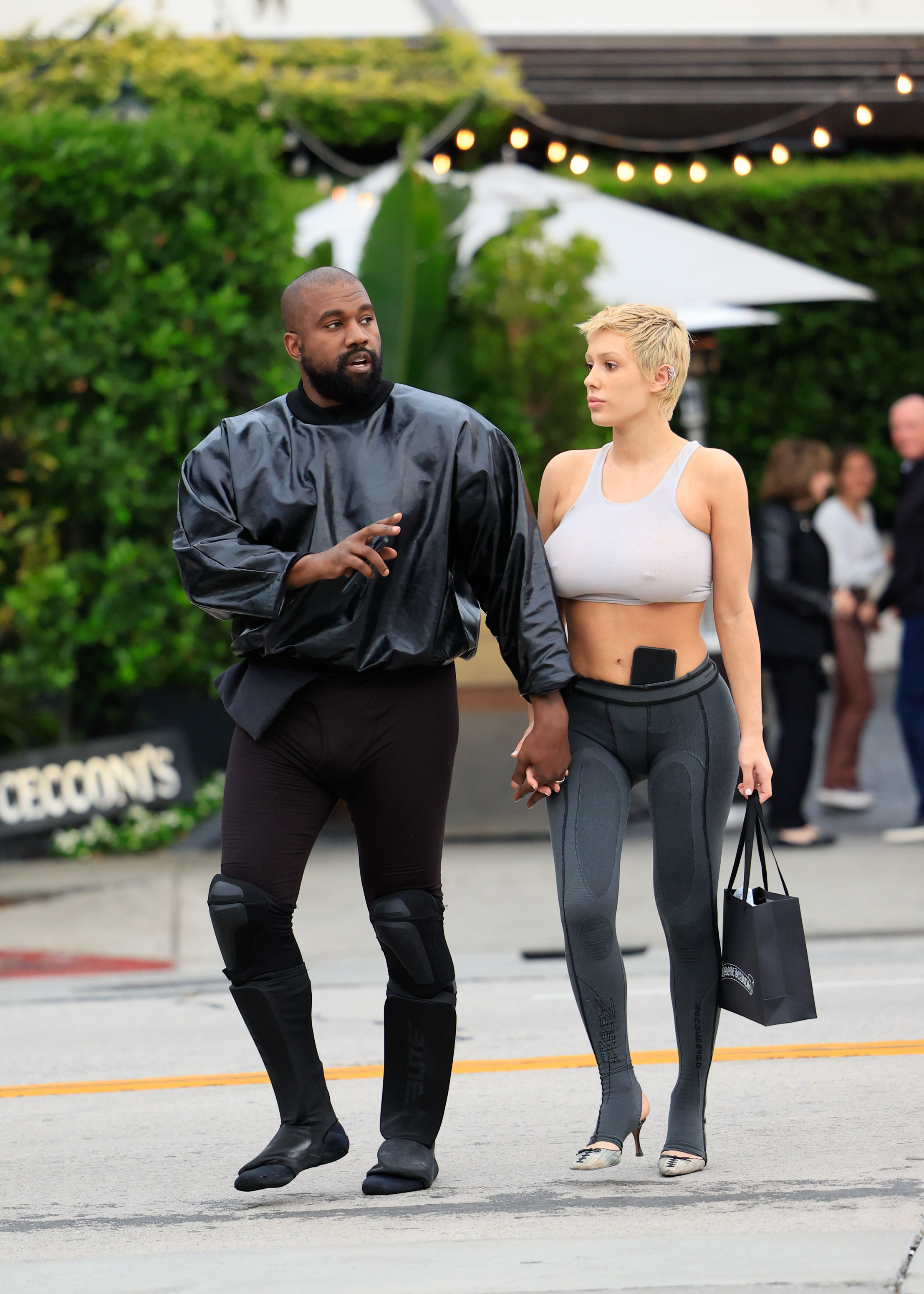 Kanye West und Bianca Censori werden am 13. Mai 2023 in Los Angeles, Kalifornien, gesehen | Quelle: Getty Images