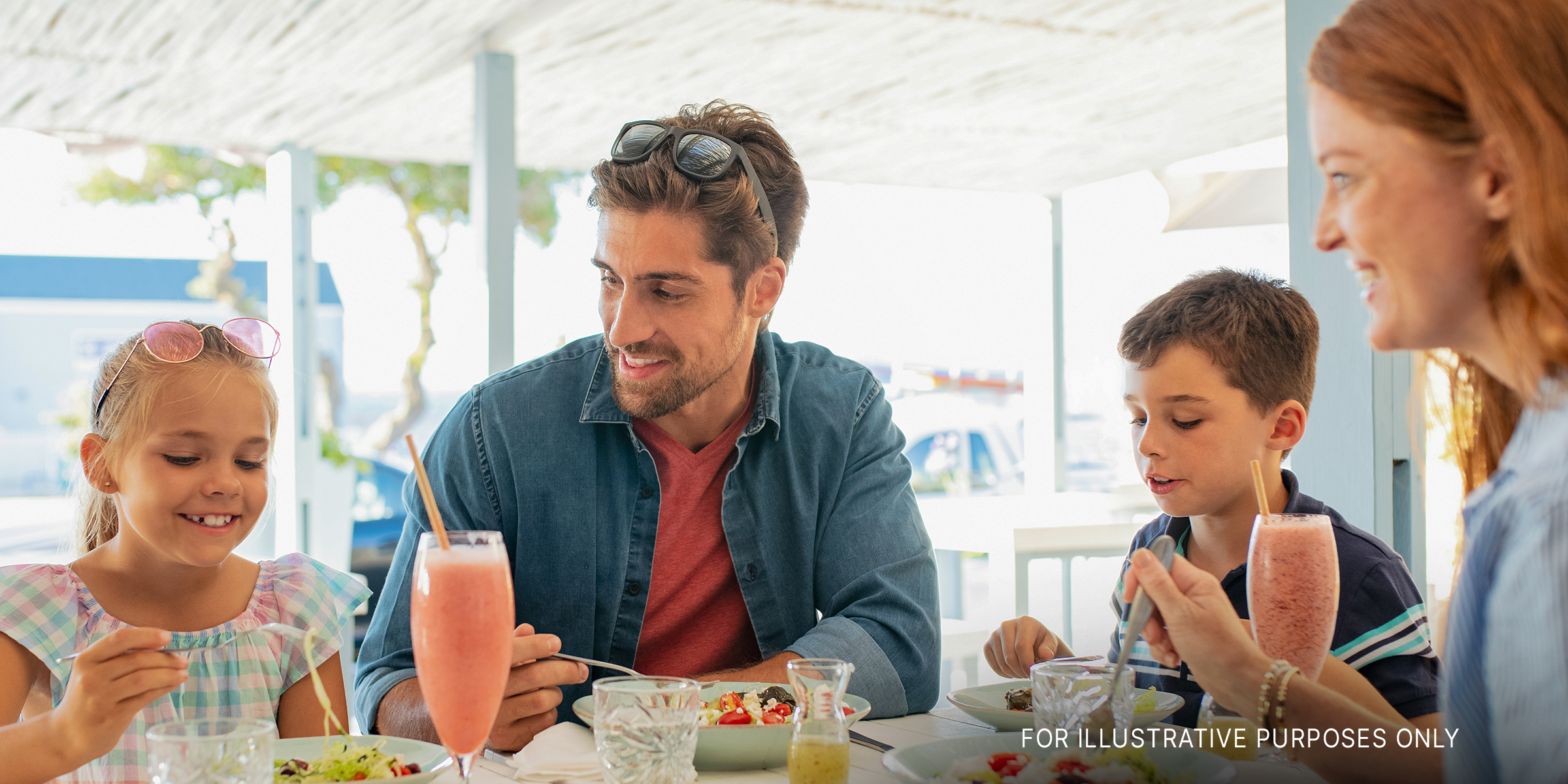 Eine Familie beim Essen in einem Restaurant | Quelle: Shutterstock