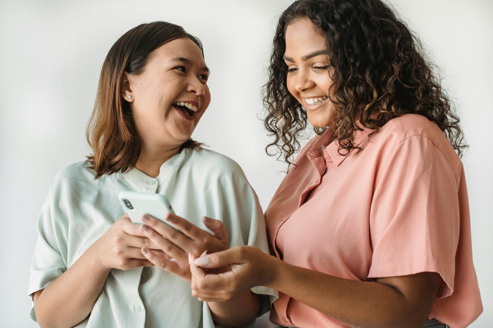 Zwei Frauen, die zusammen lachen | Quelle: Pexels